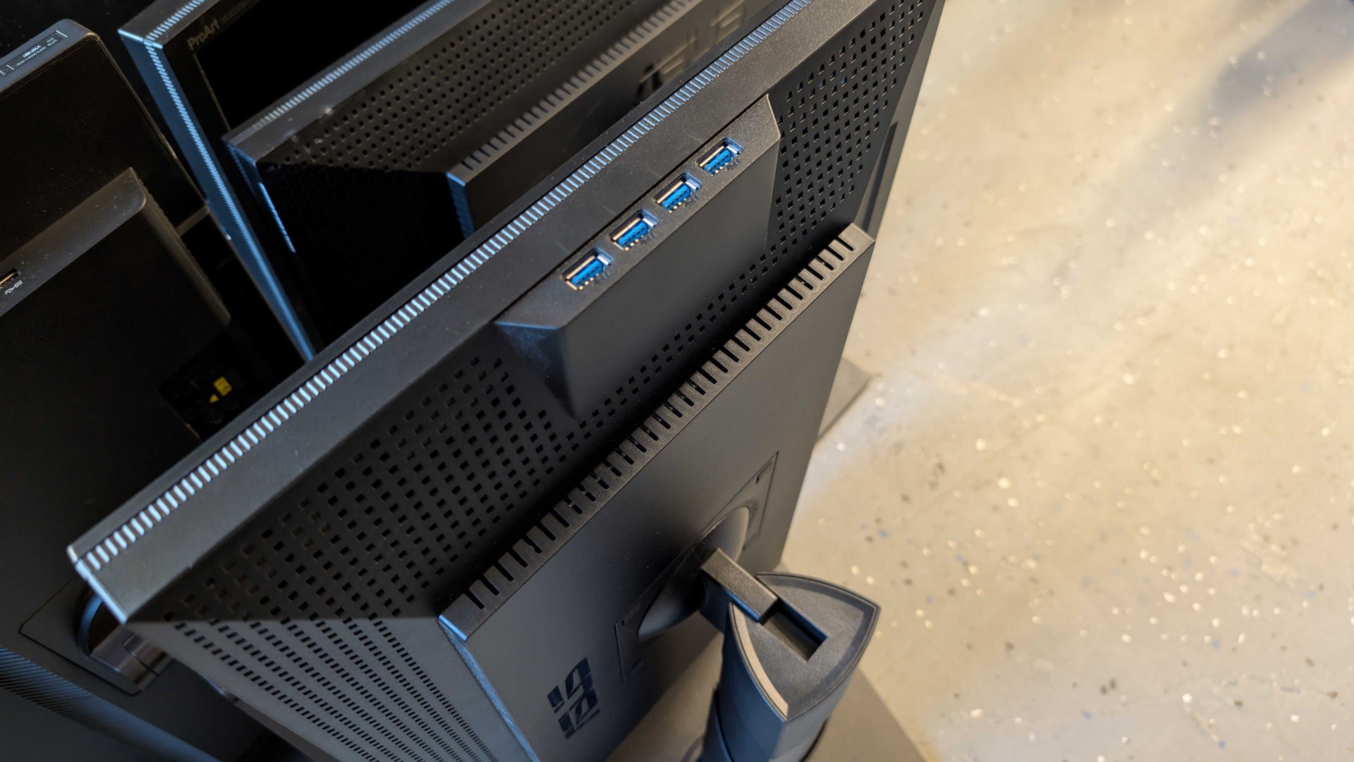 24" Monitor WITHOUT STAND