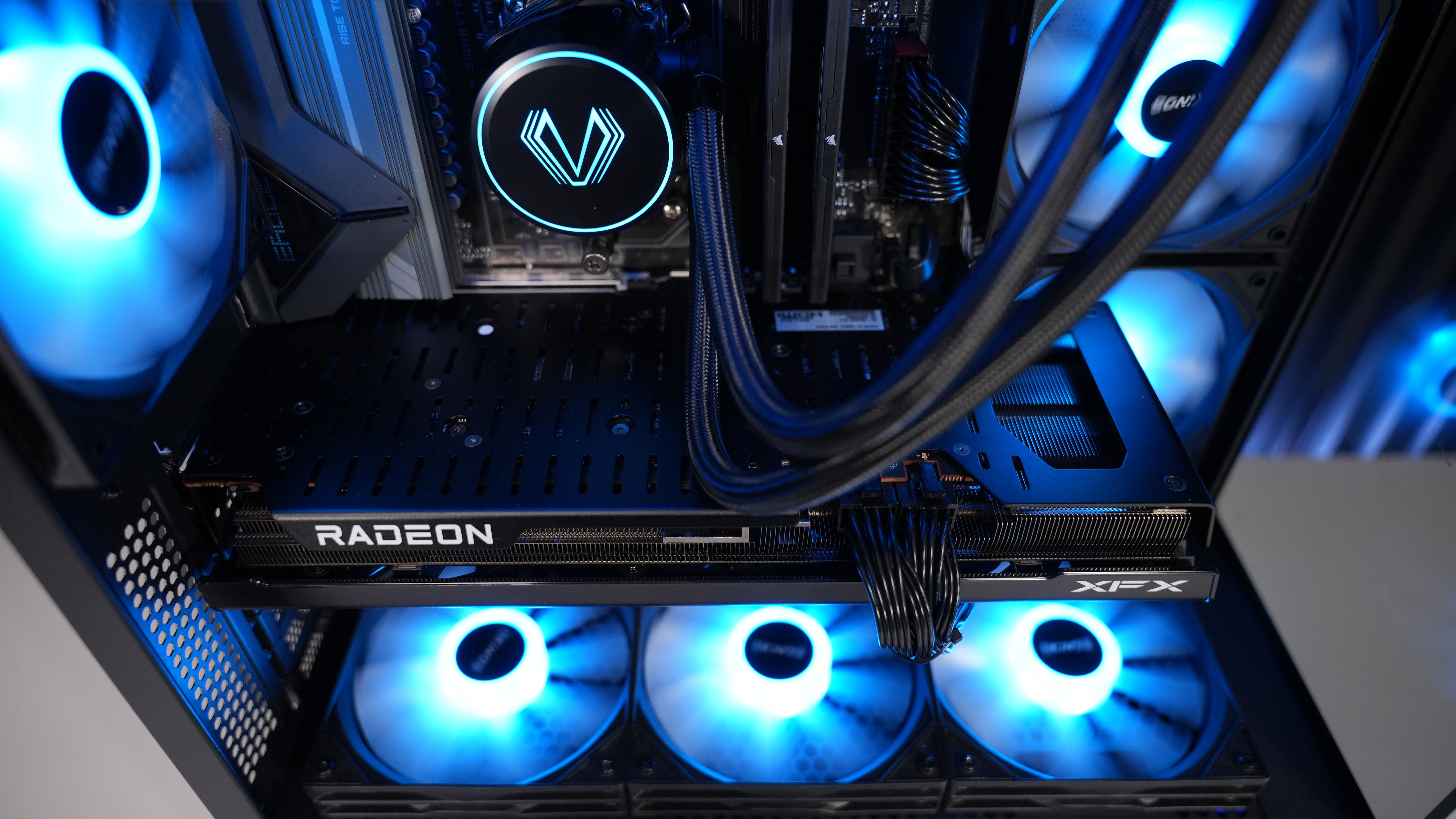 Ryzen 7 9800X3D + RX 7900 GRE Gaming/Streaming PC