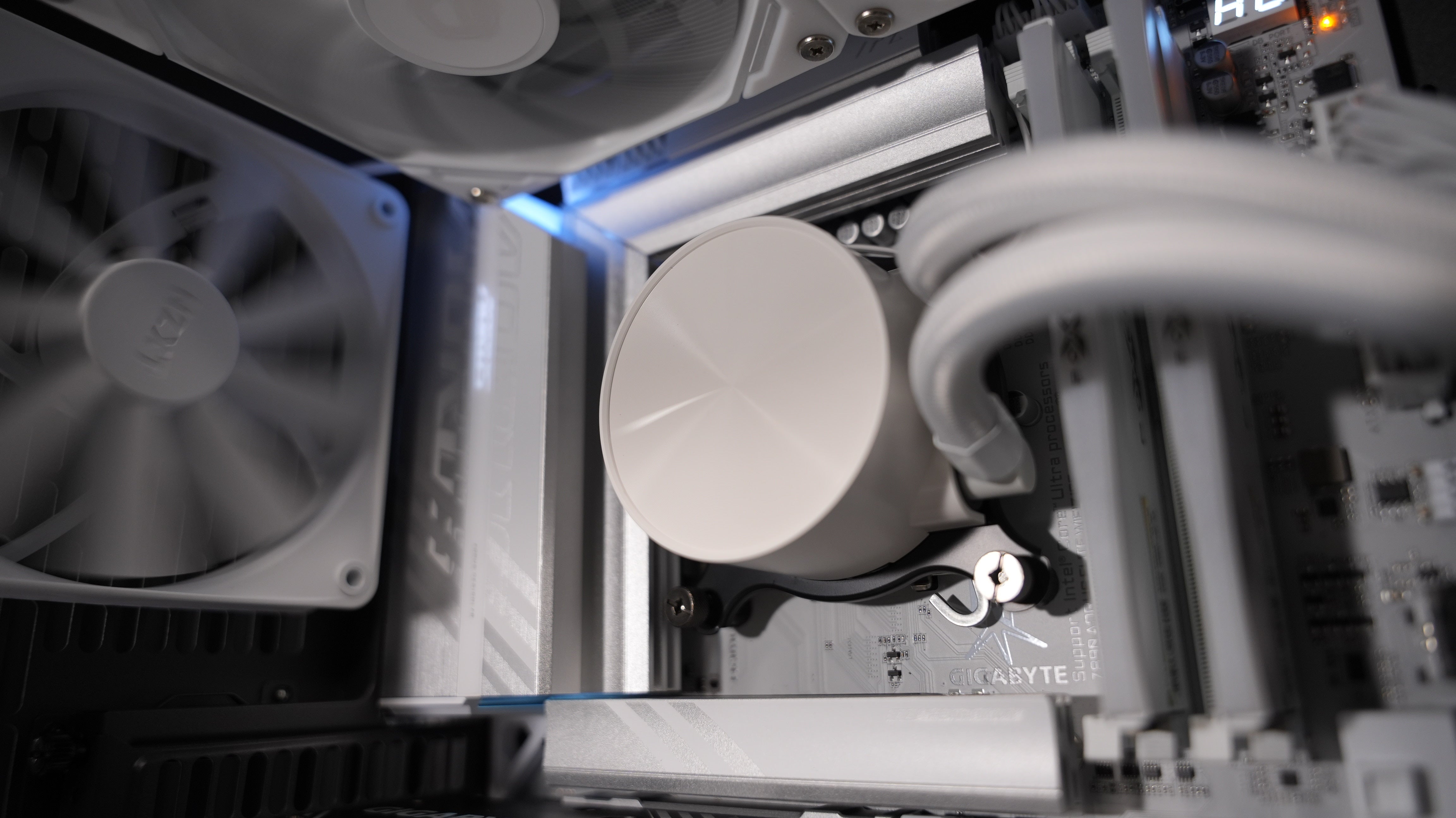 Intel Ultra 7 265K + RTX 5070 Gaming/Streaming PC