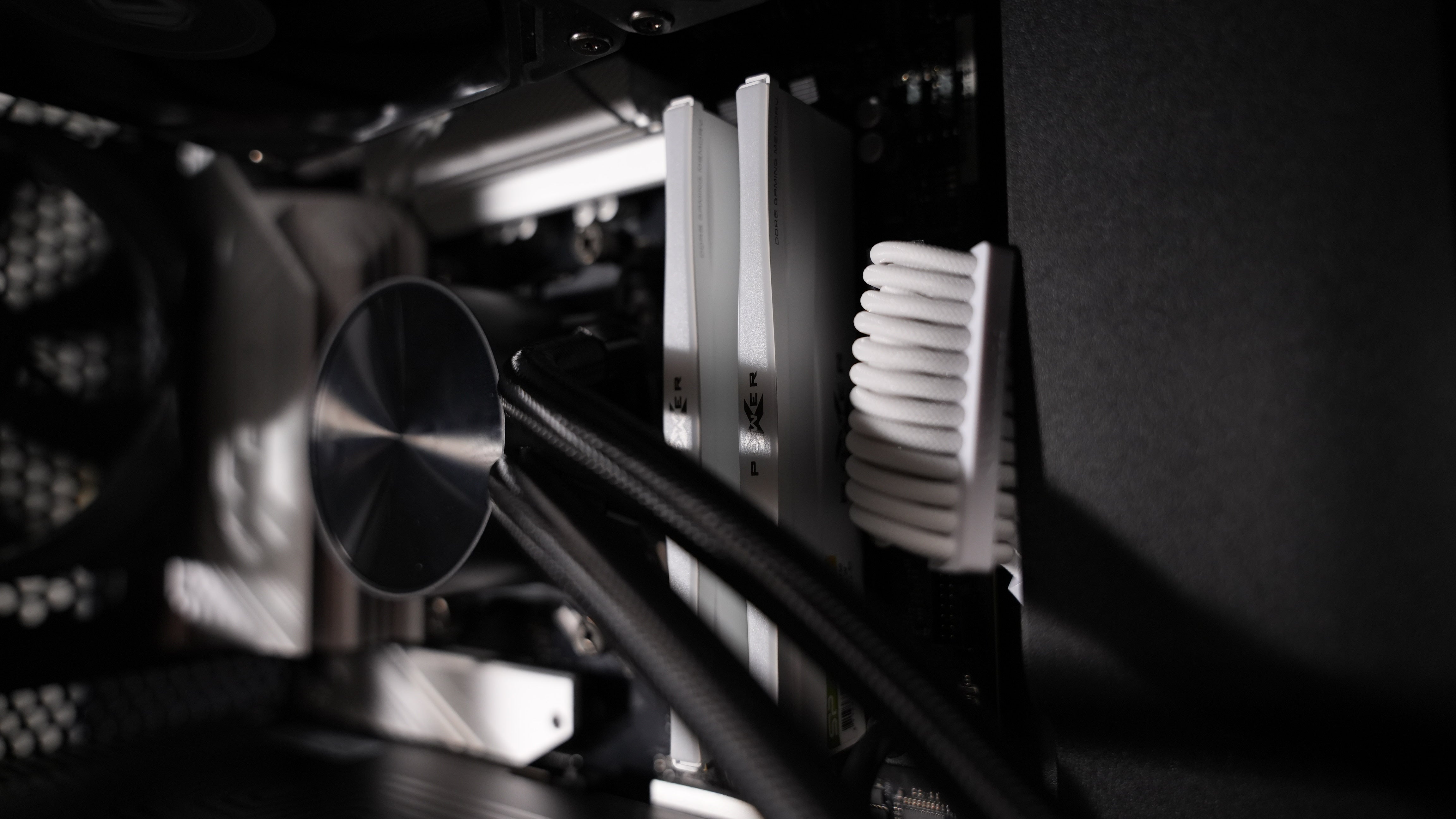 Ryzen 7 7700X + RX 9070 Gaming/Streaming PC
