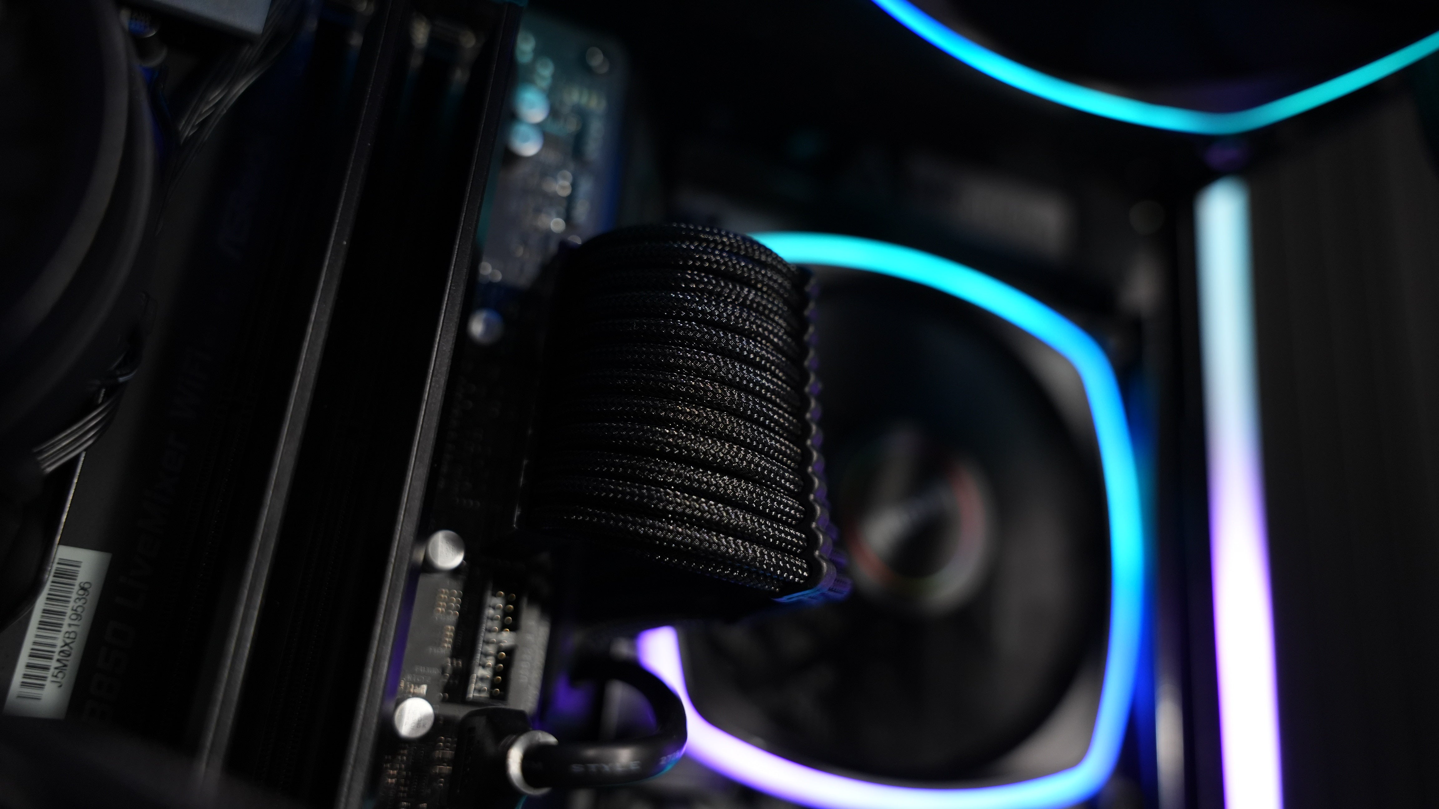 Ryzen 7 9800X3D + RTX 5080 Gaming/Streaming PC