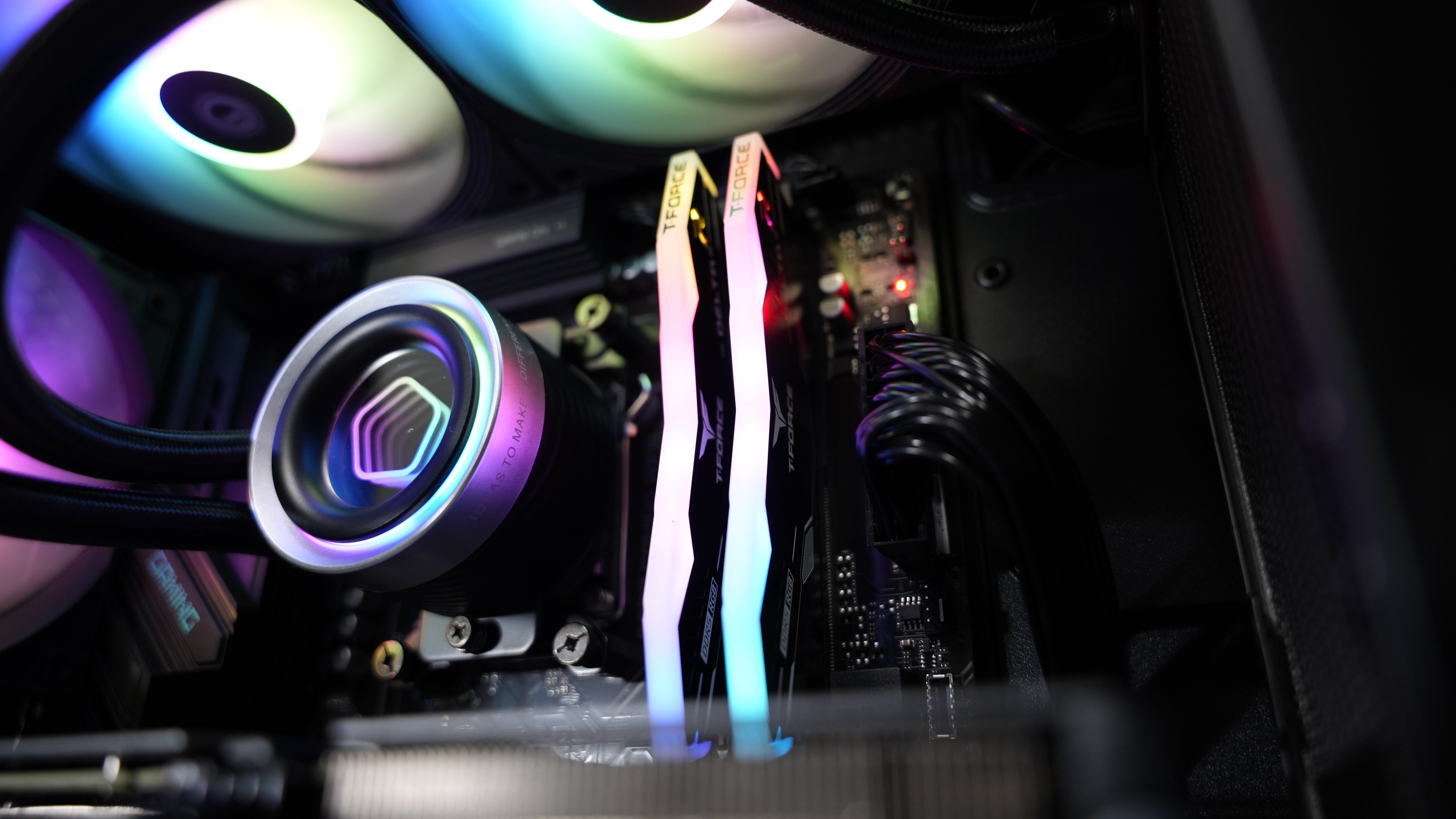 Ryzen 7 9700X + RX 9060XT Gaming/Streaming PC