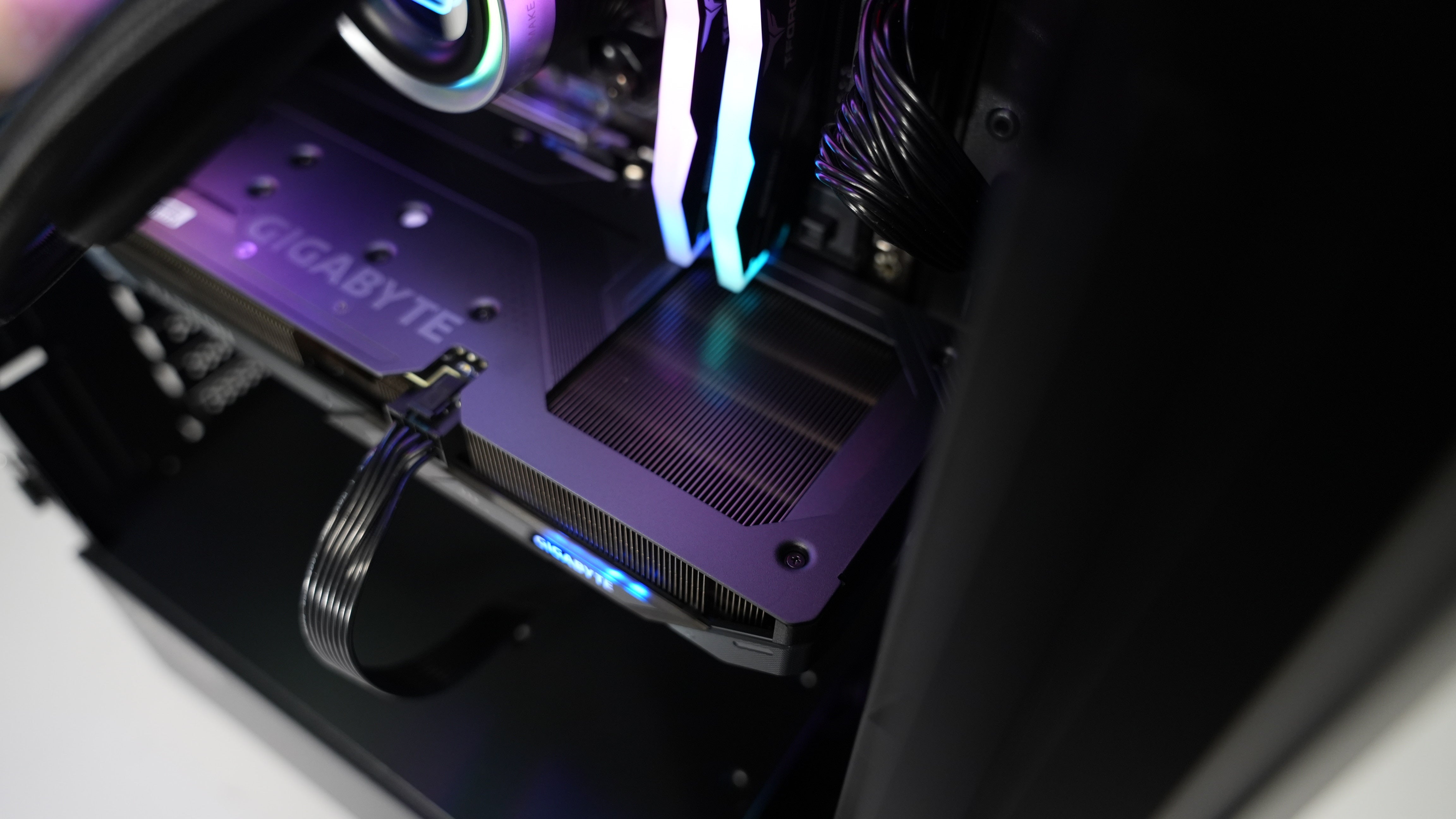 Ryzen 7 9700X + RX 9060XT Gaming/Streaming PC