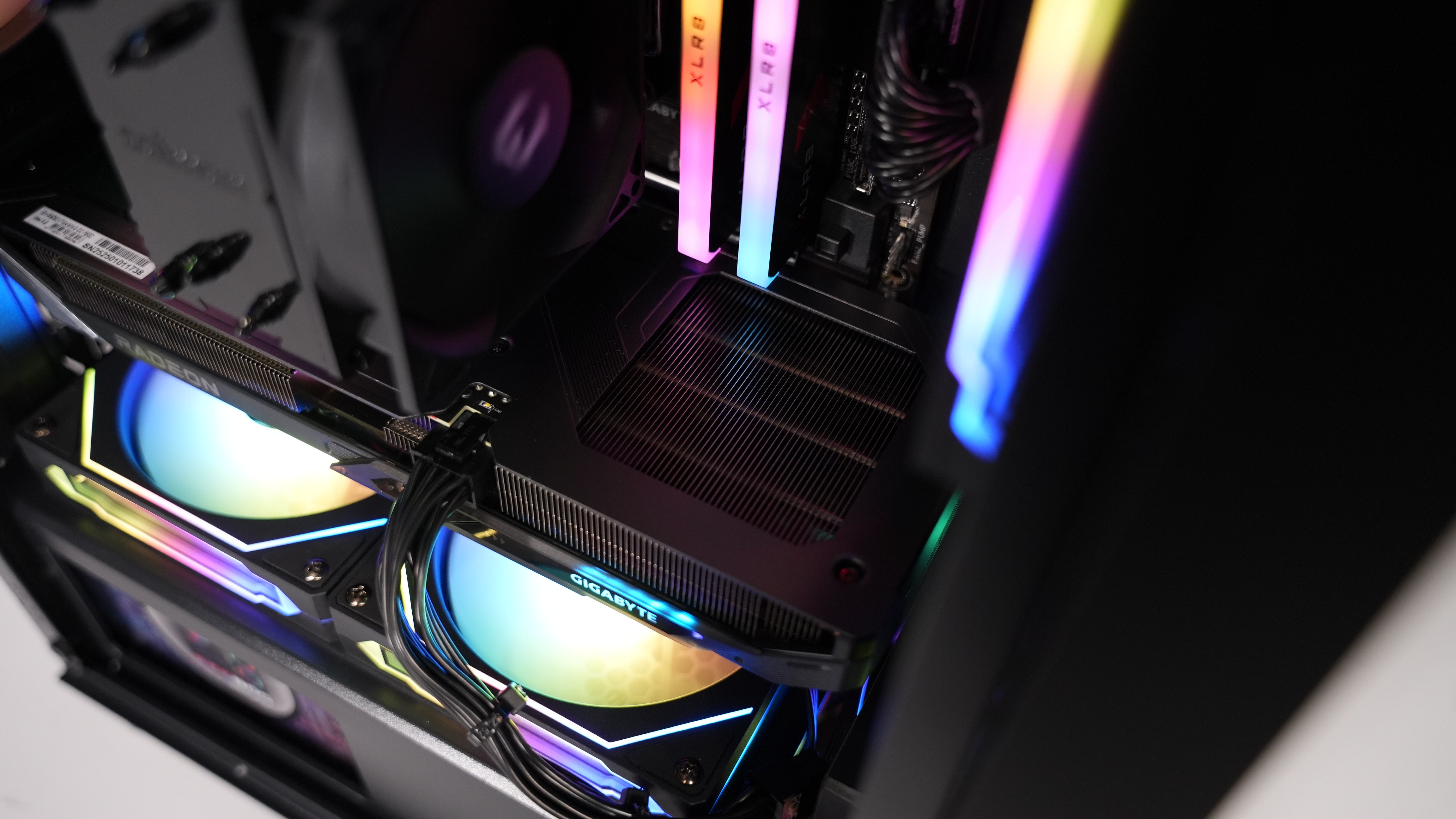 Ryzen 5 9600X + RX 9060XT 16GB Gaming PC