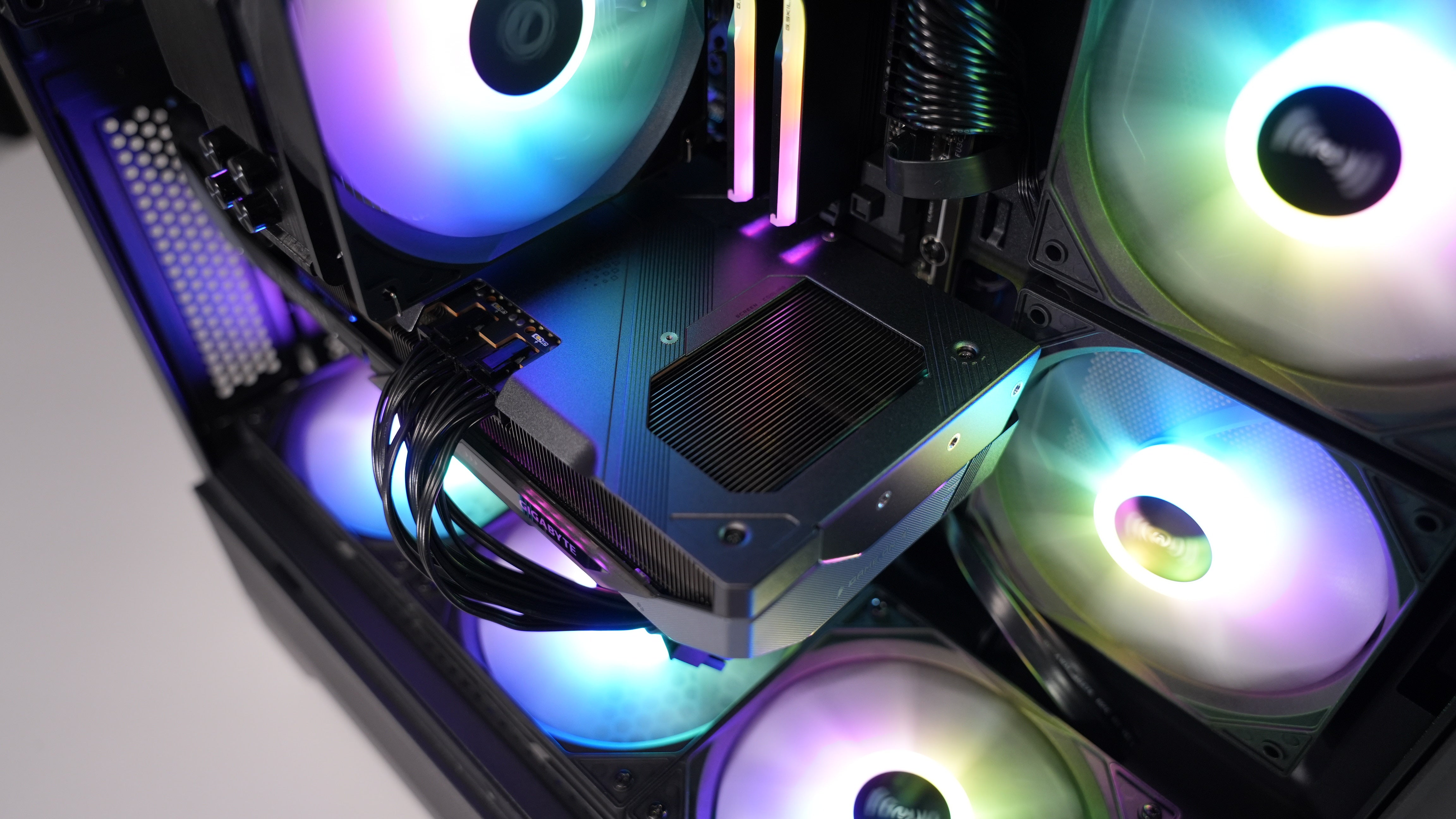 Ryzen 7 9700X + RX 9070 Gaming/Streaming PC