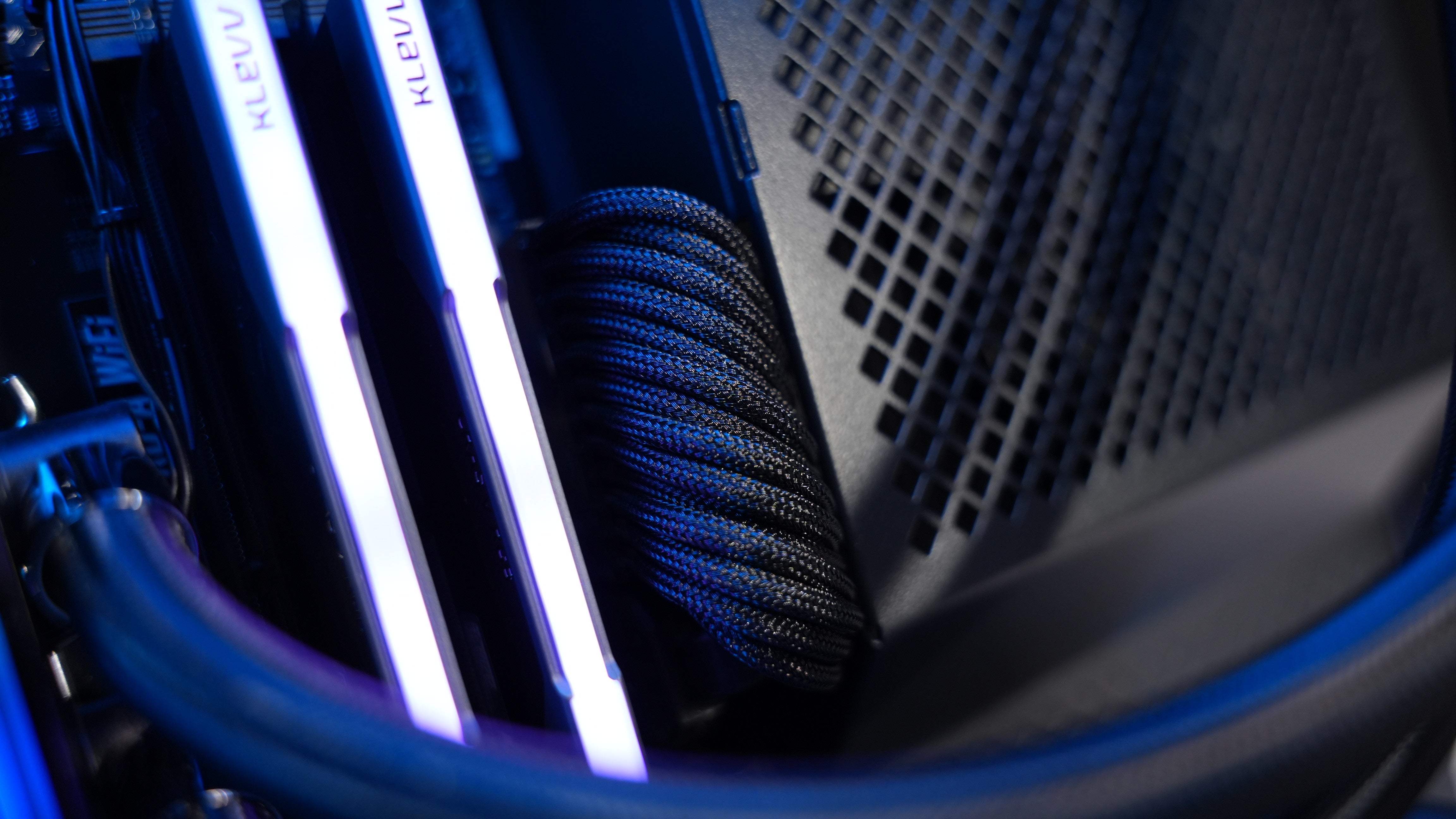 Ryzen 7 7700X + RTX 5070 Gaming/Streaming PC