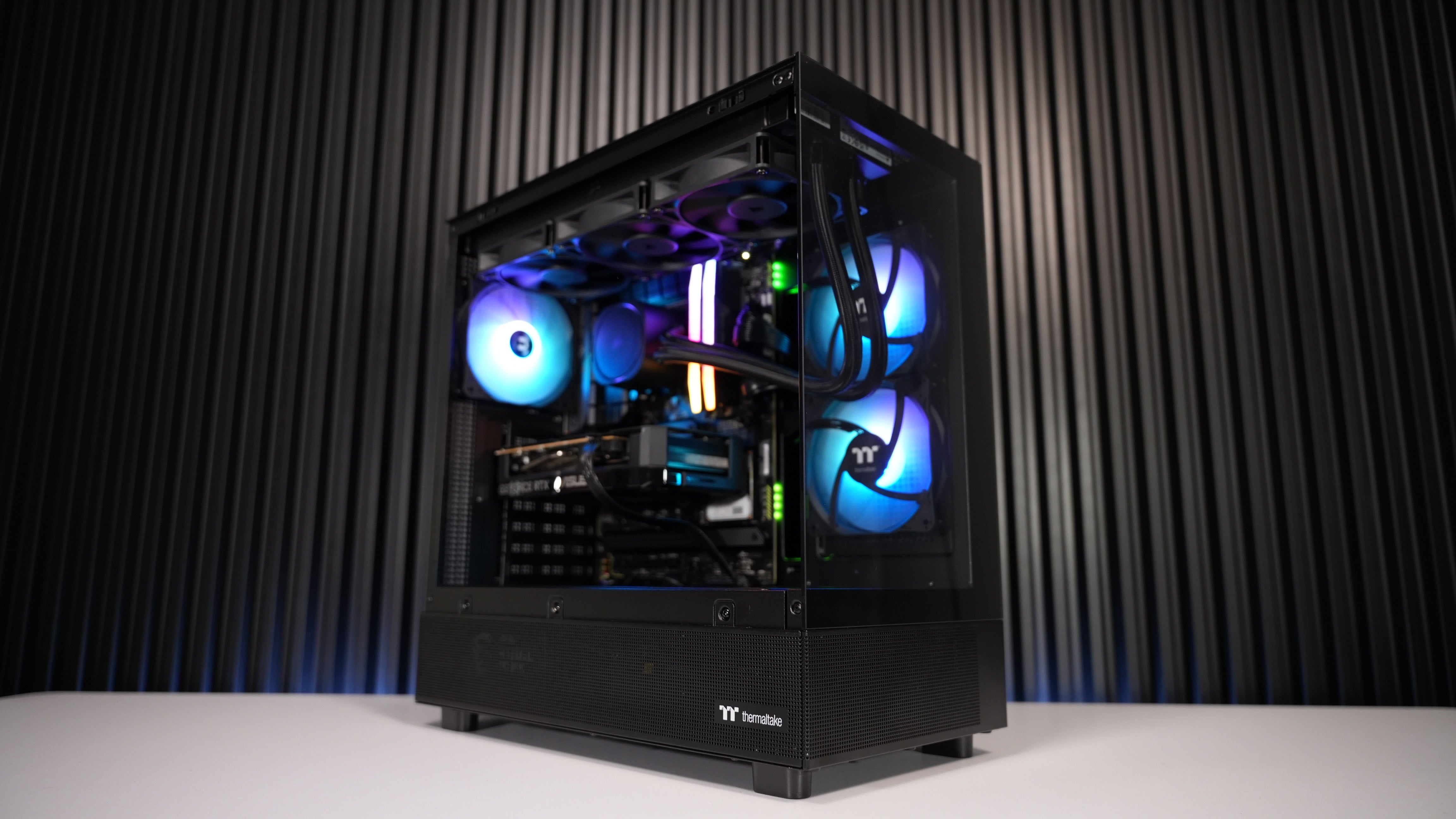 Intel i7 13700K + RTX 5060 Gaming PC