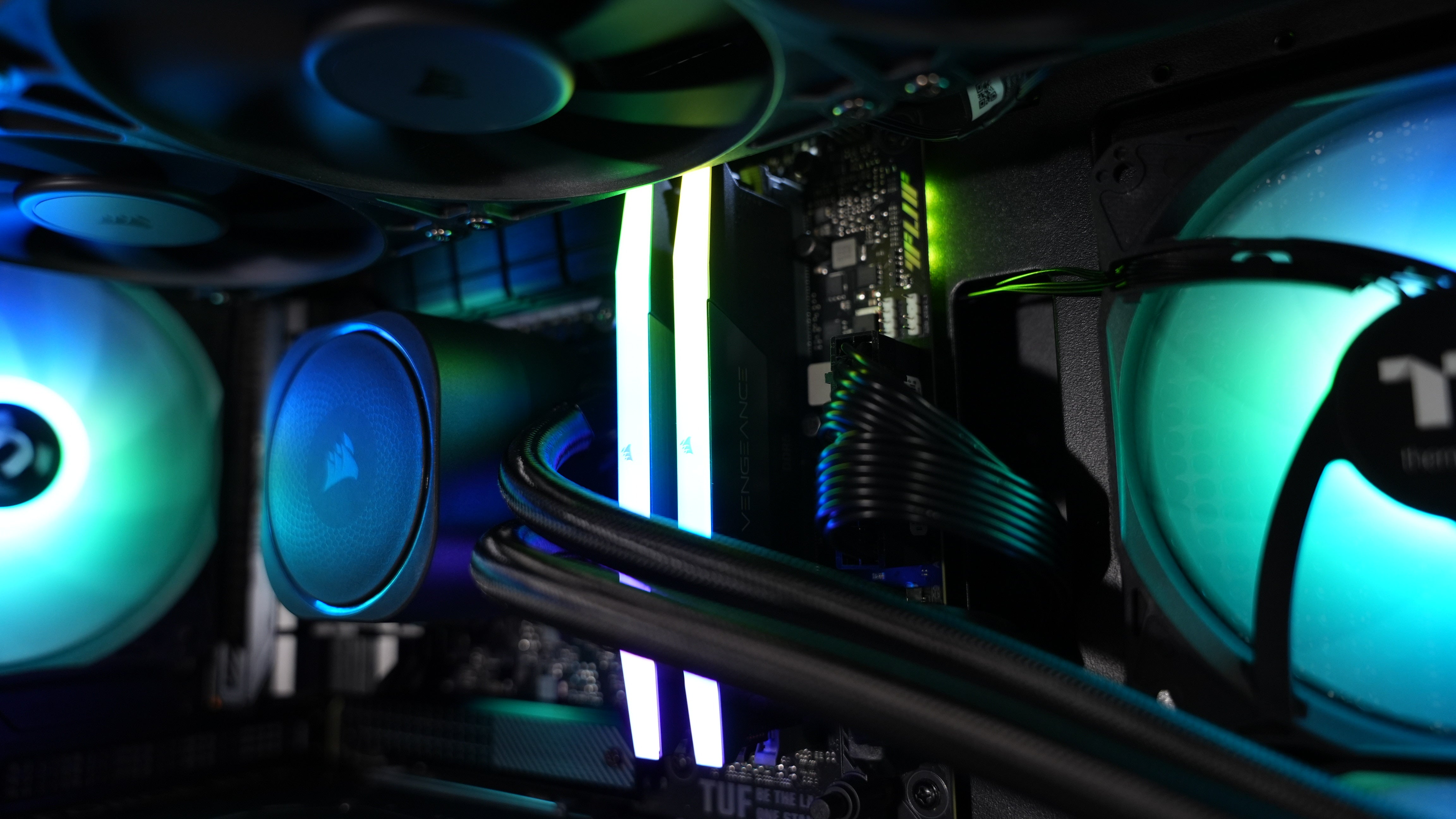 Intel i7 13700K + RTX 5060 Gaming PC