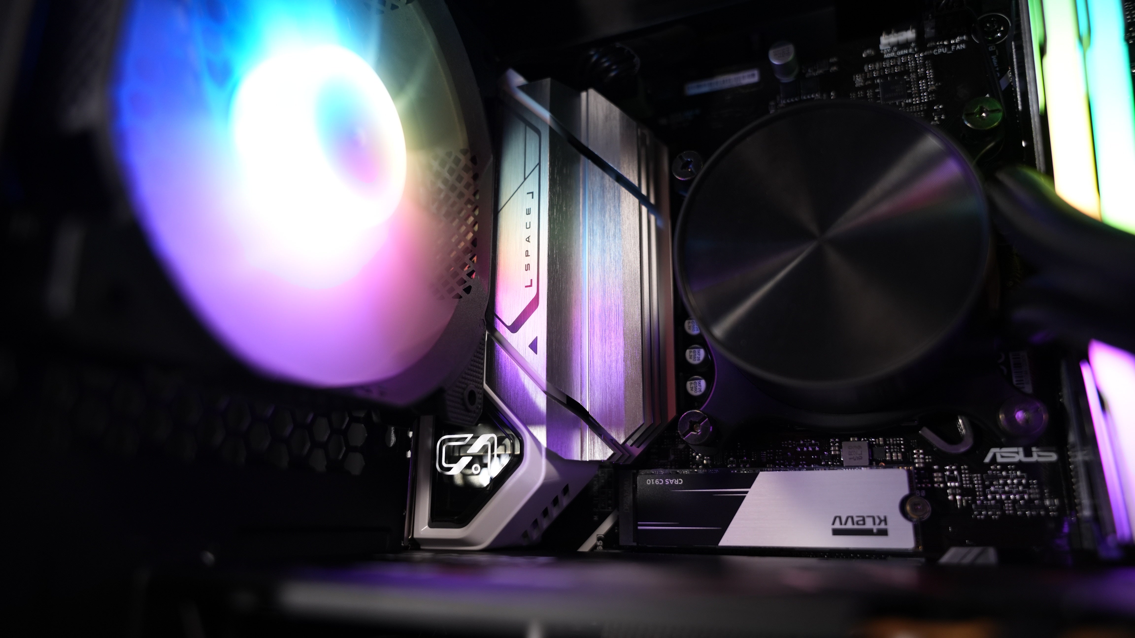 Intel i7 14700KF + RX 9060XT 16GB Gaming PC