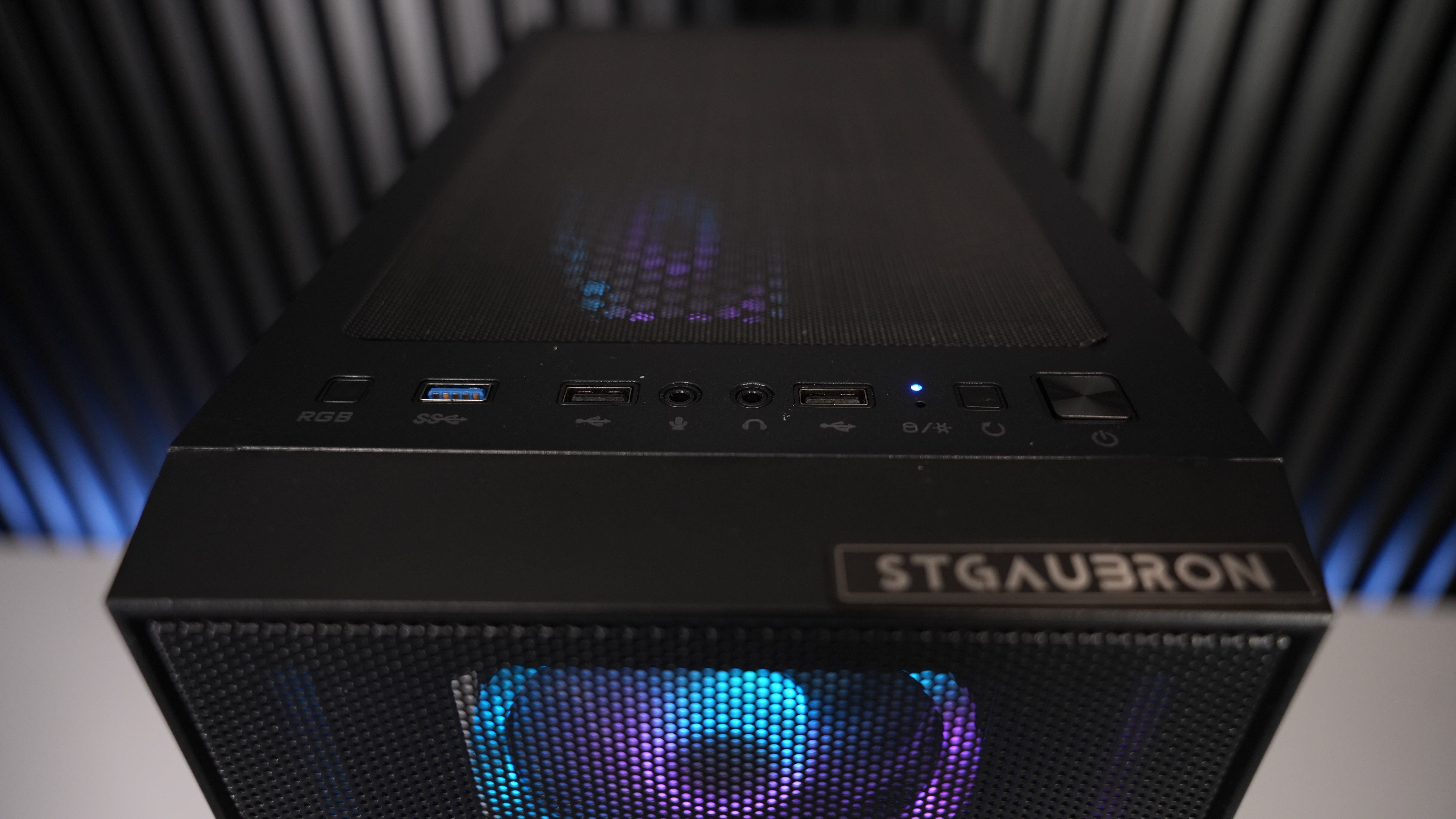 Intel i7 8850H + RX 580 Gaming PC