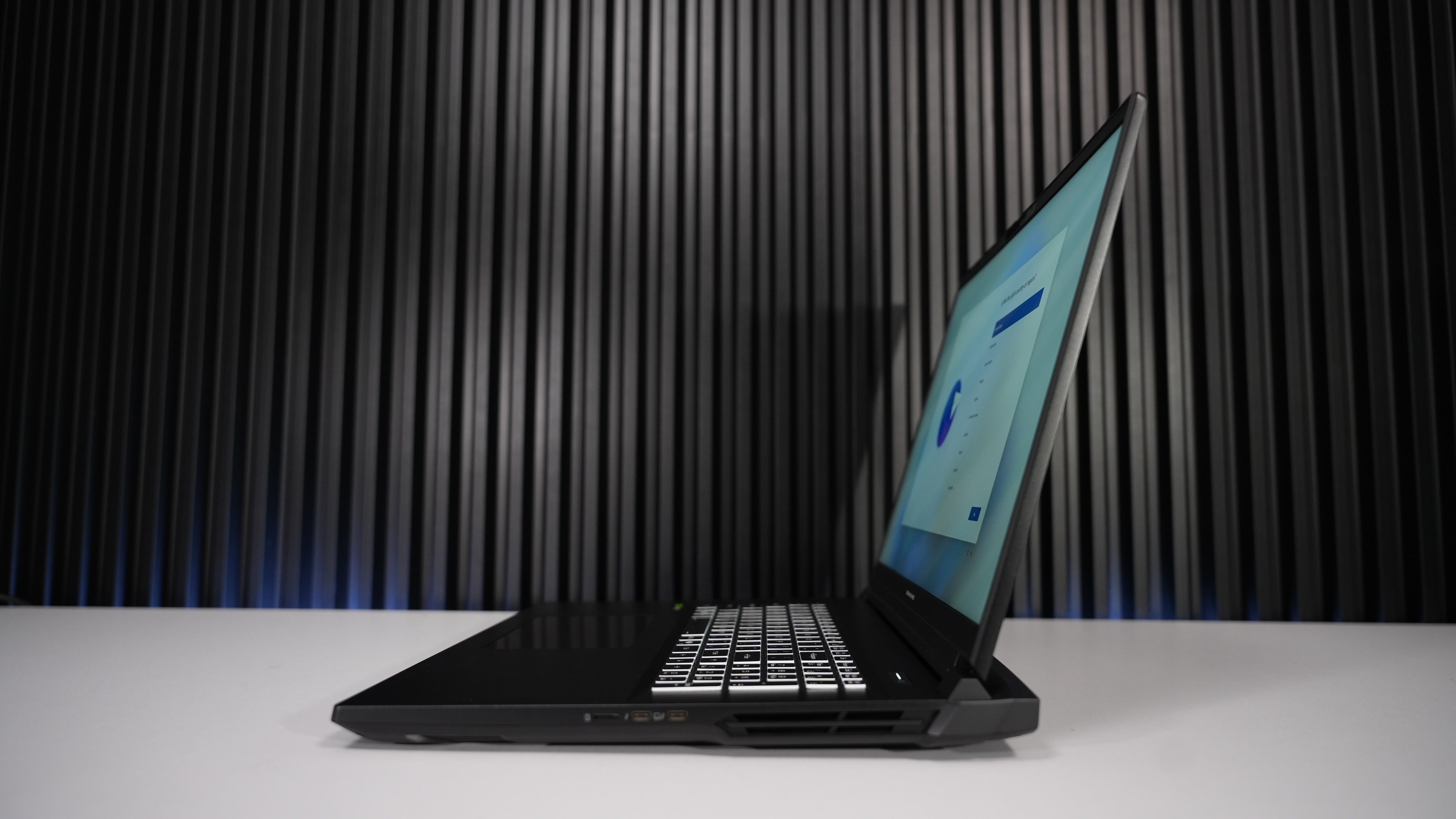 Intel Ultra 9 275HX + RTX 5070 Ti Gaming Laptop