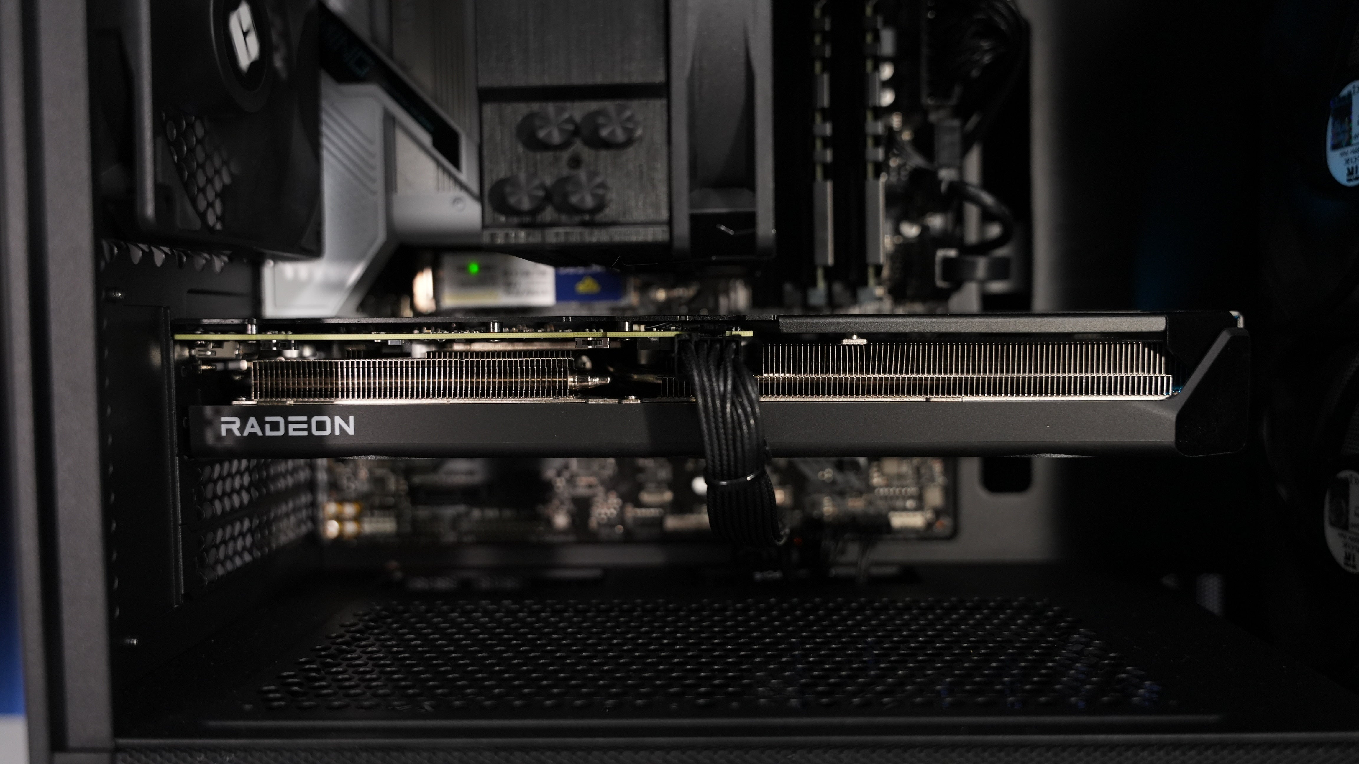 Intel i5 12600KF + RX 9060XT Gaming PC