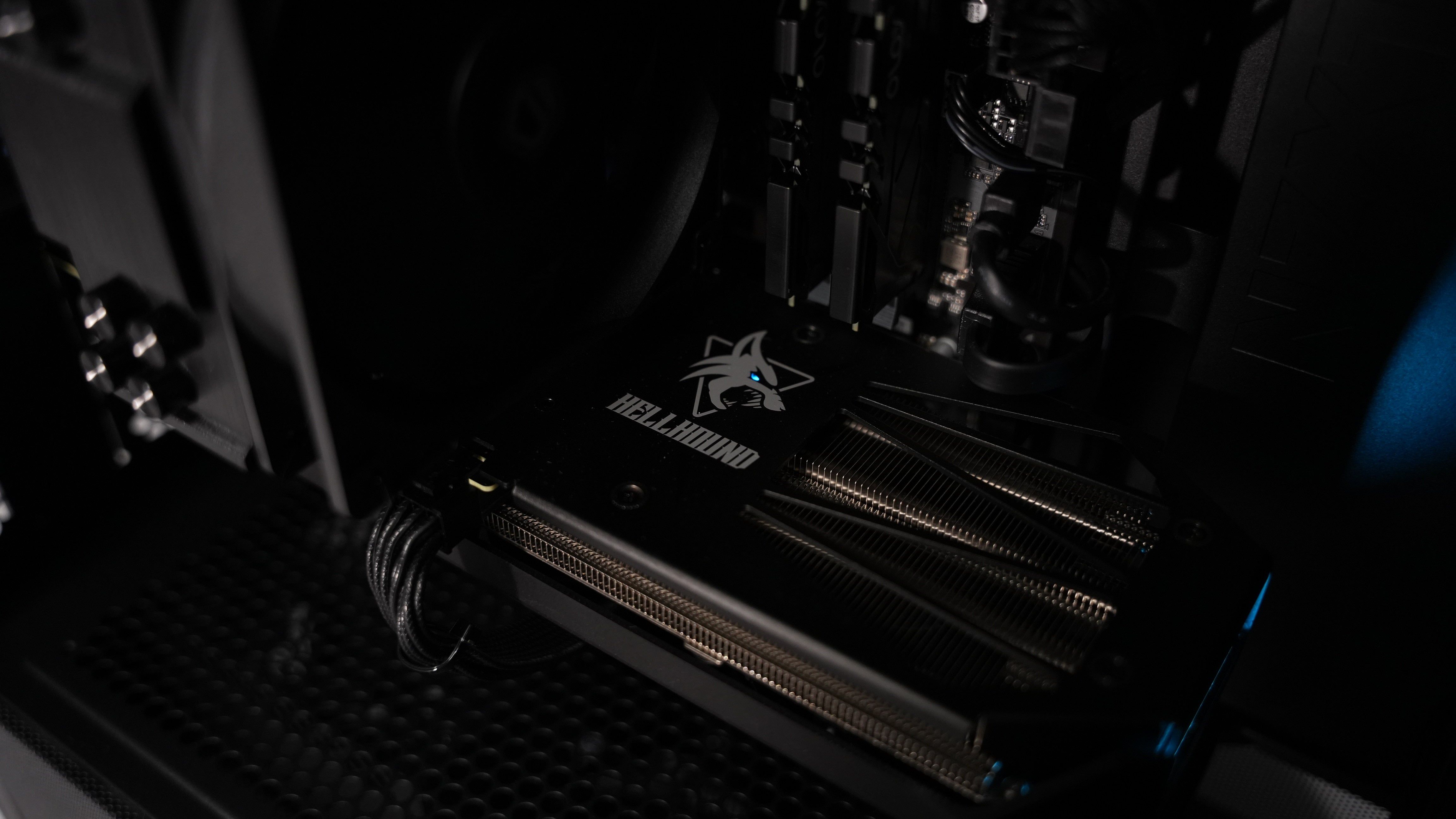 Intel i5 12600KF + RX 9060XT Gaming PC