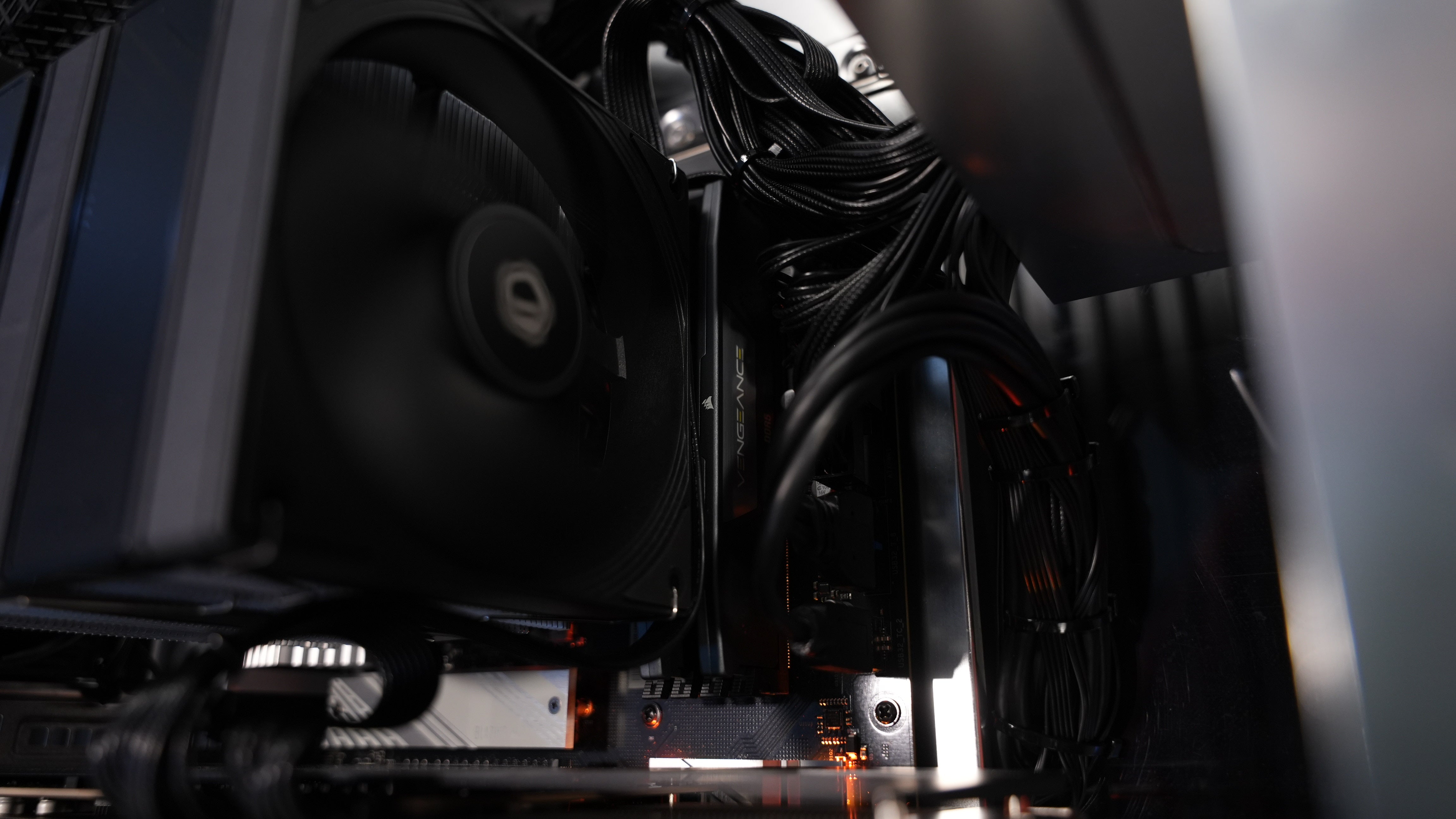 Intel Ultra 5 250K Plus + RX 9070 Custom Gaming PC