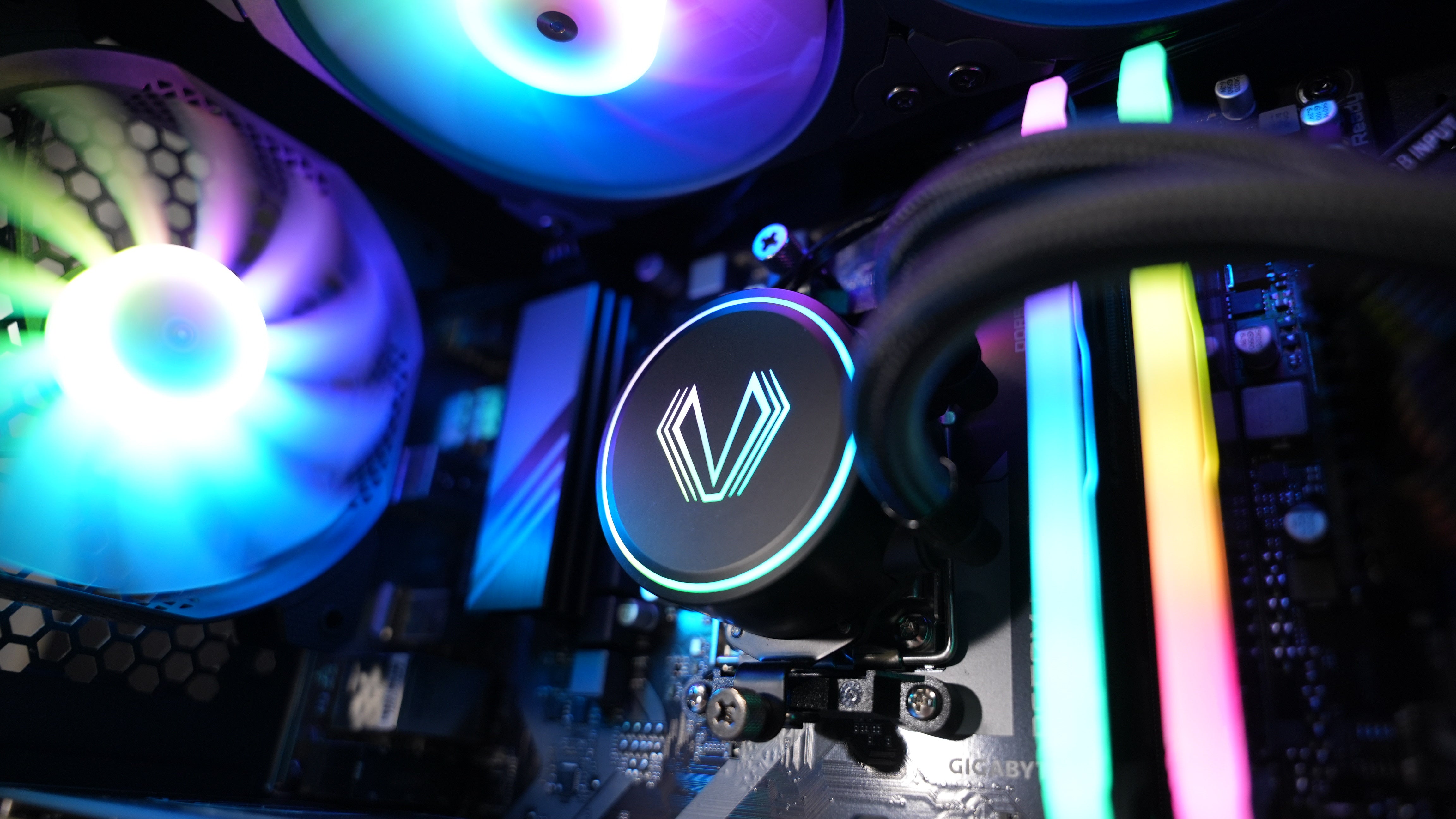 Ryzen 5 7600 + RTX 4070 Gaming/Streaming PC