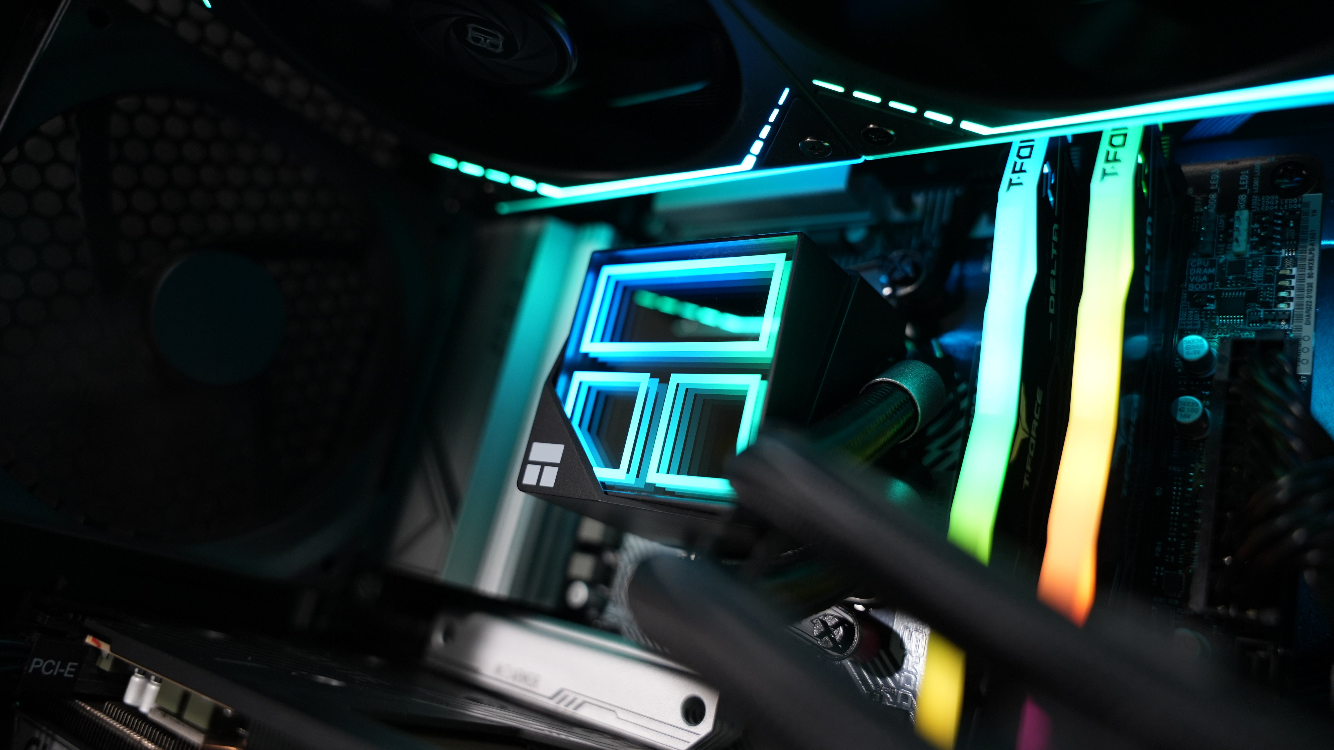Ryzen 7 7700X + RTX 5060 Gaming PC