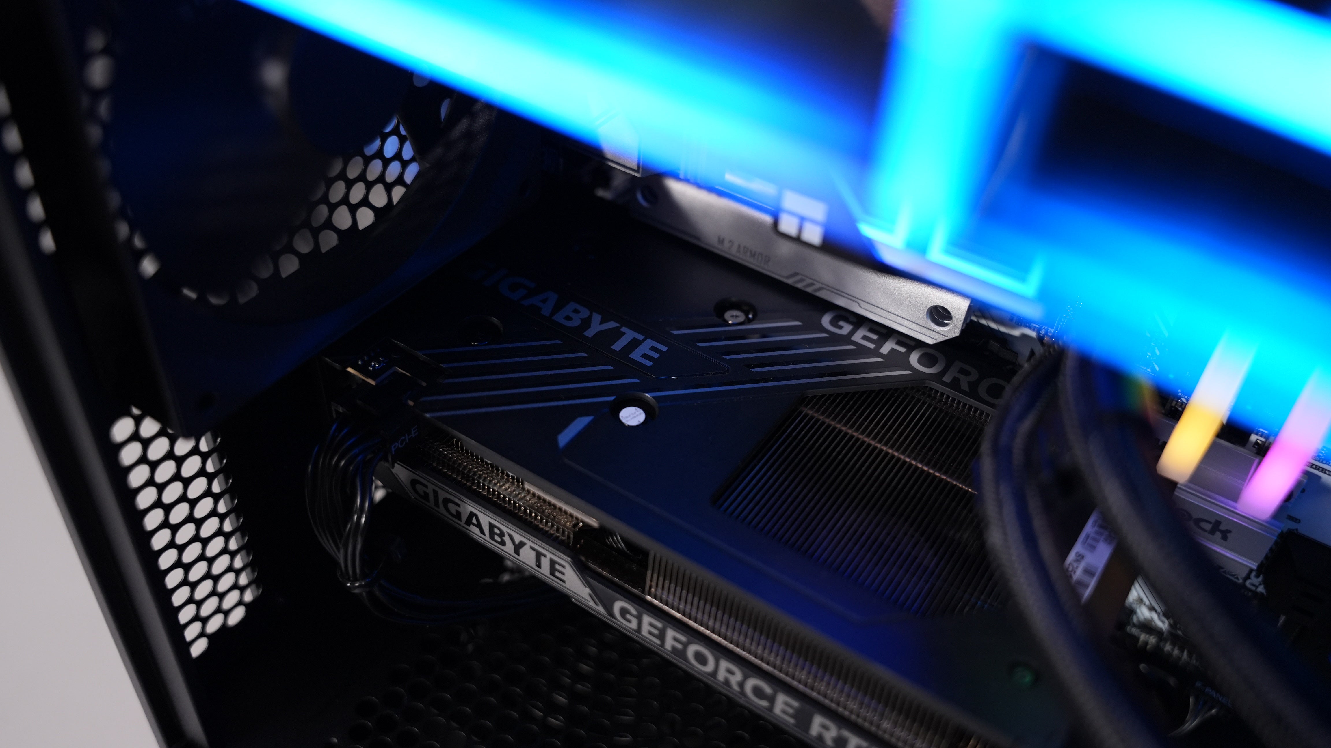 Ryzen 7 7700X + RTX 5060 Gaming PC