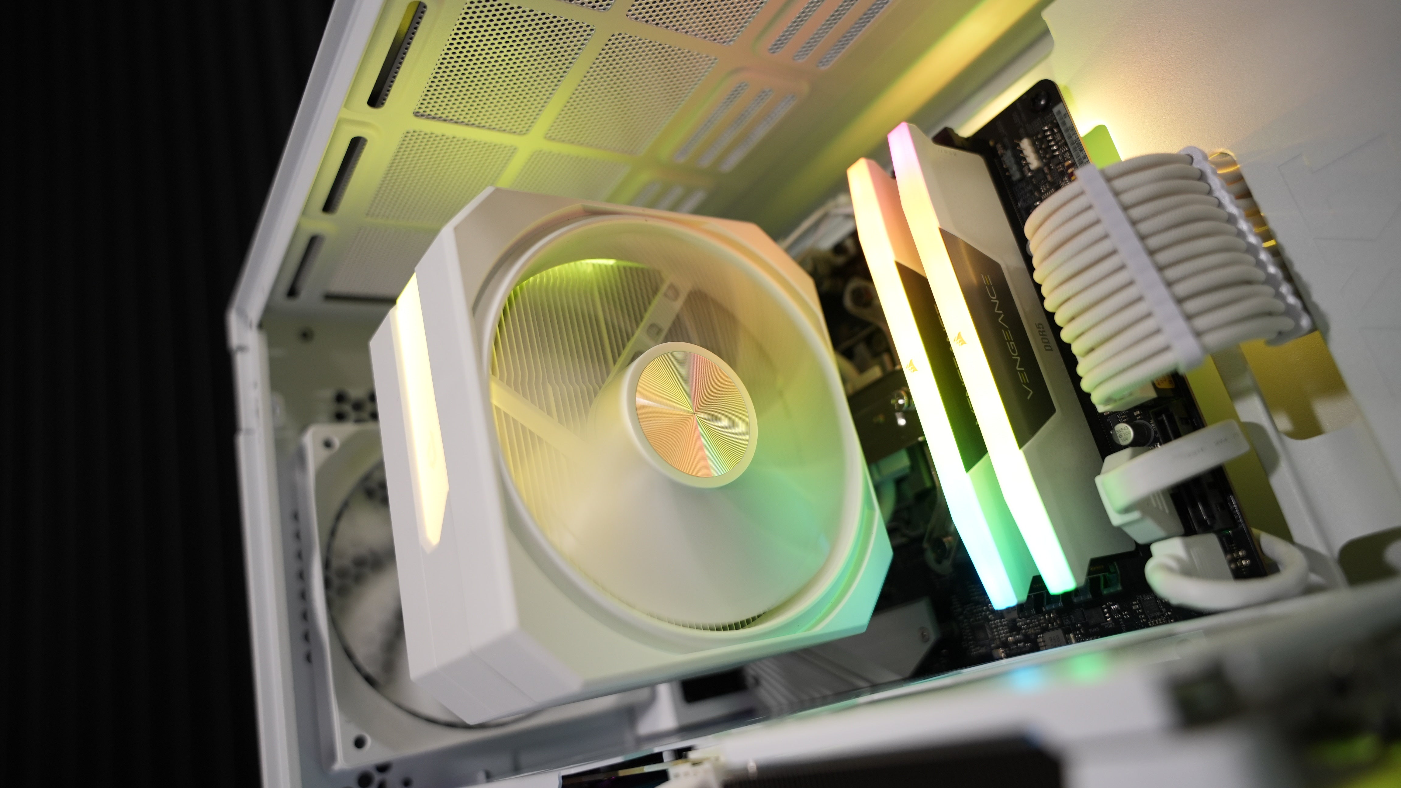 Ryzen 7 7700X + RX 9060XT 16GB Gaming PC