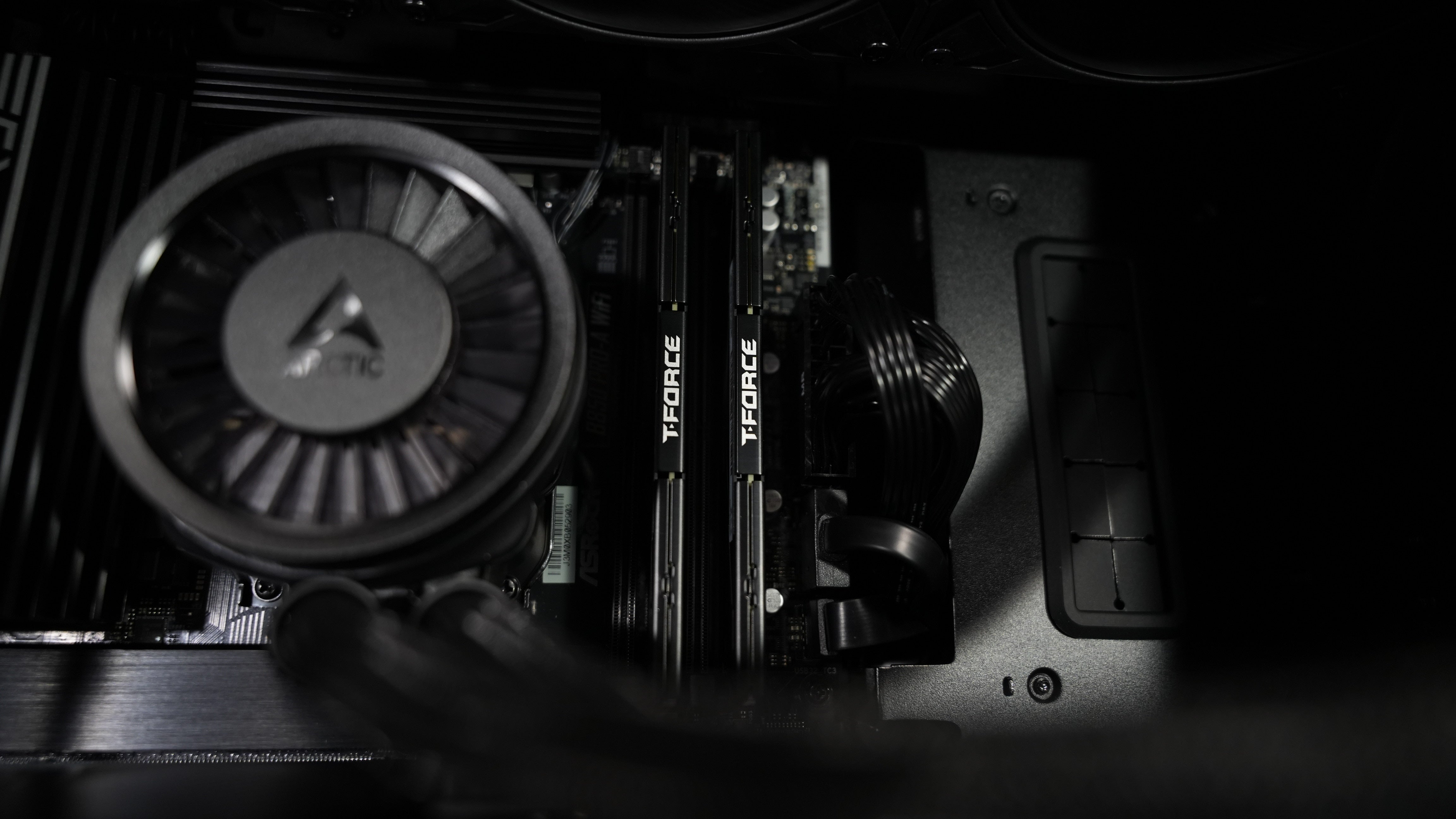 Ryzen 7 7800X3D + RX 9070 Gaming/Streaming PC