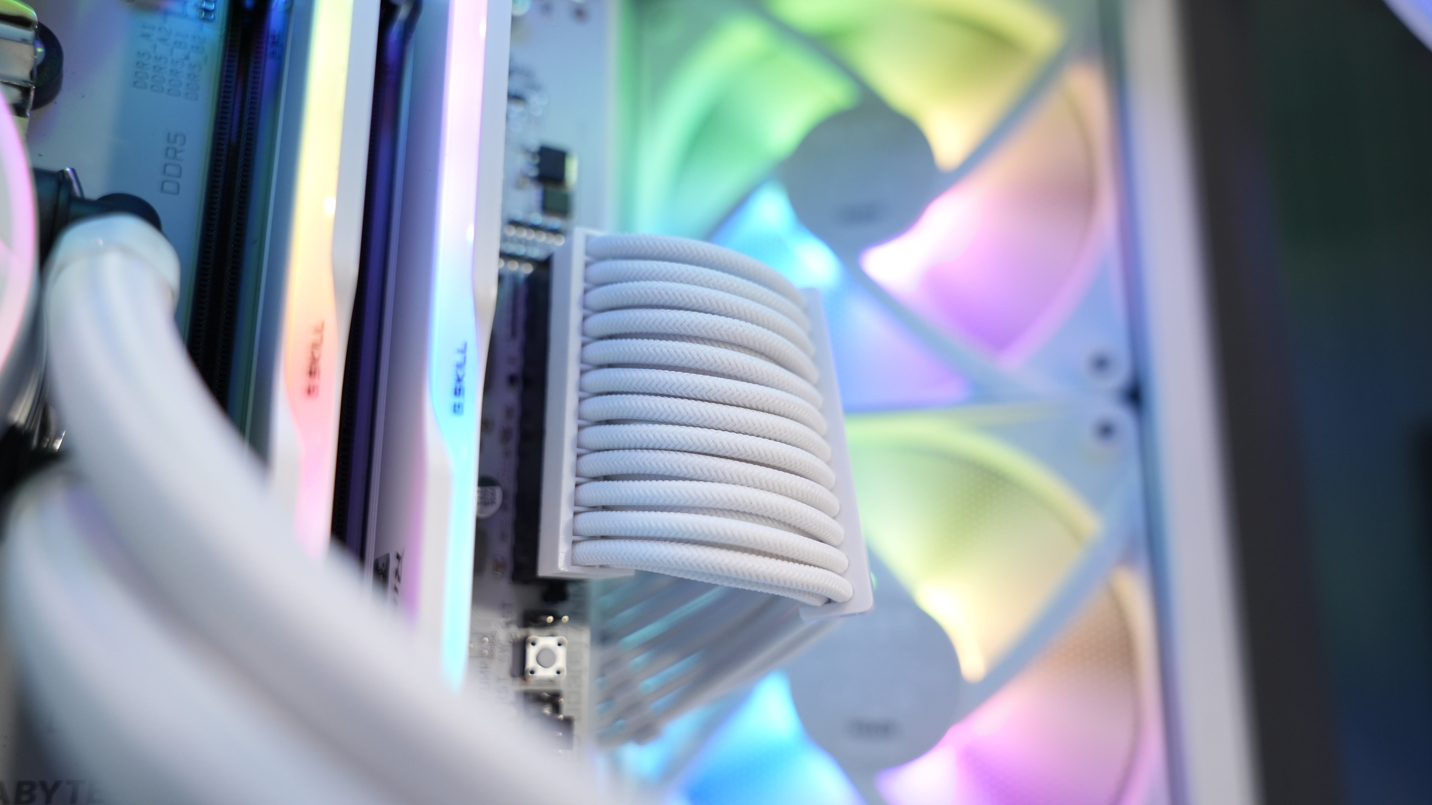 Ryzen 5 7600X + Intel Arc B580 Gaming PC