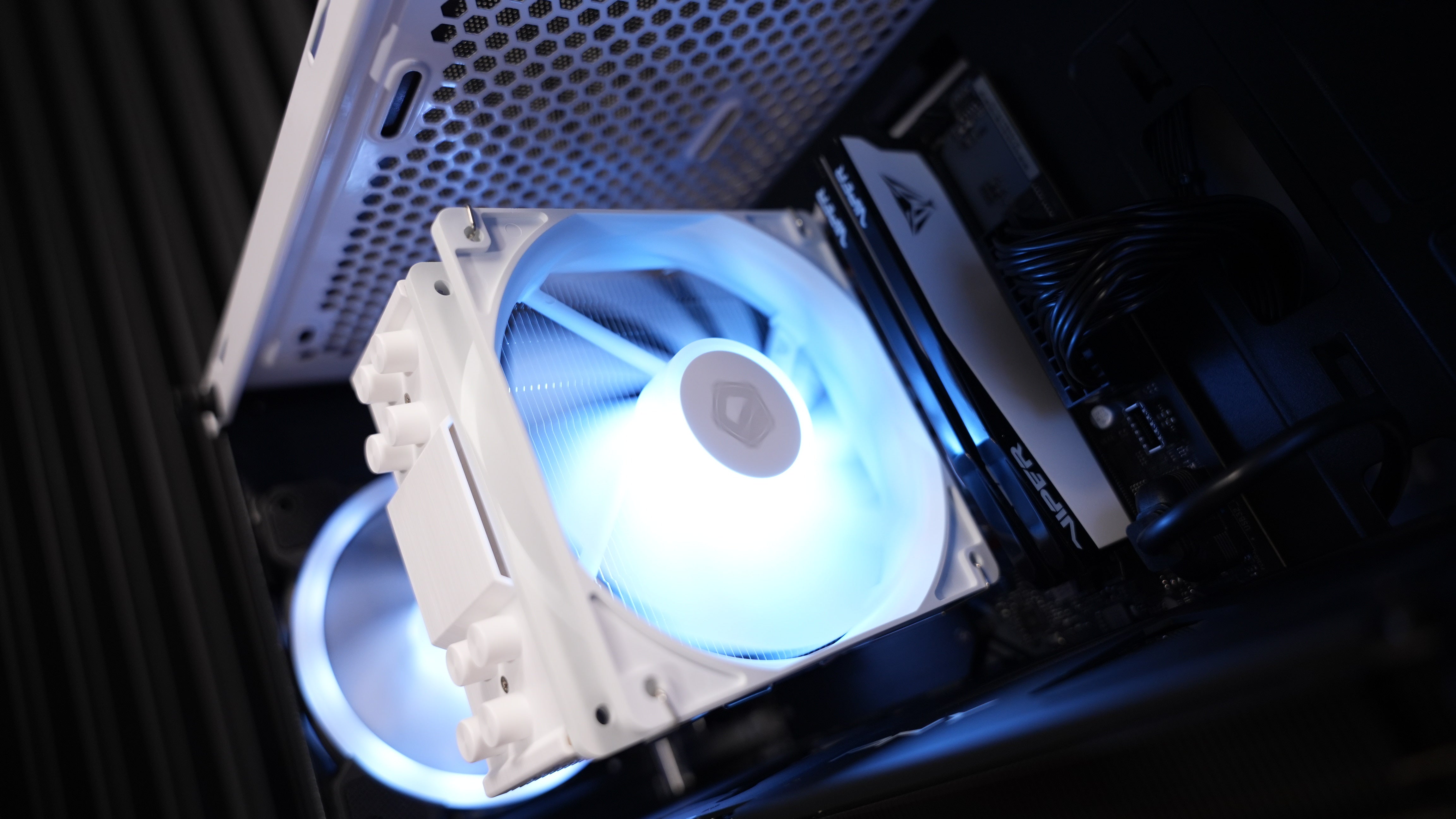 Ryzen 5 7600X + RTX 5070 Gaming/Streaming PC