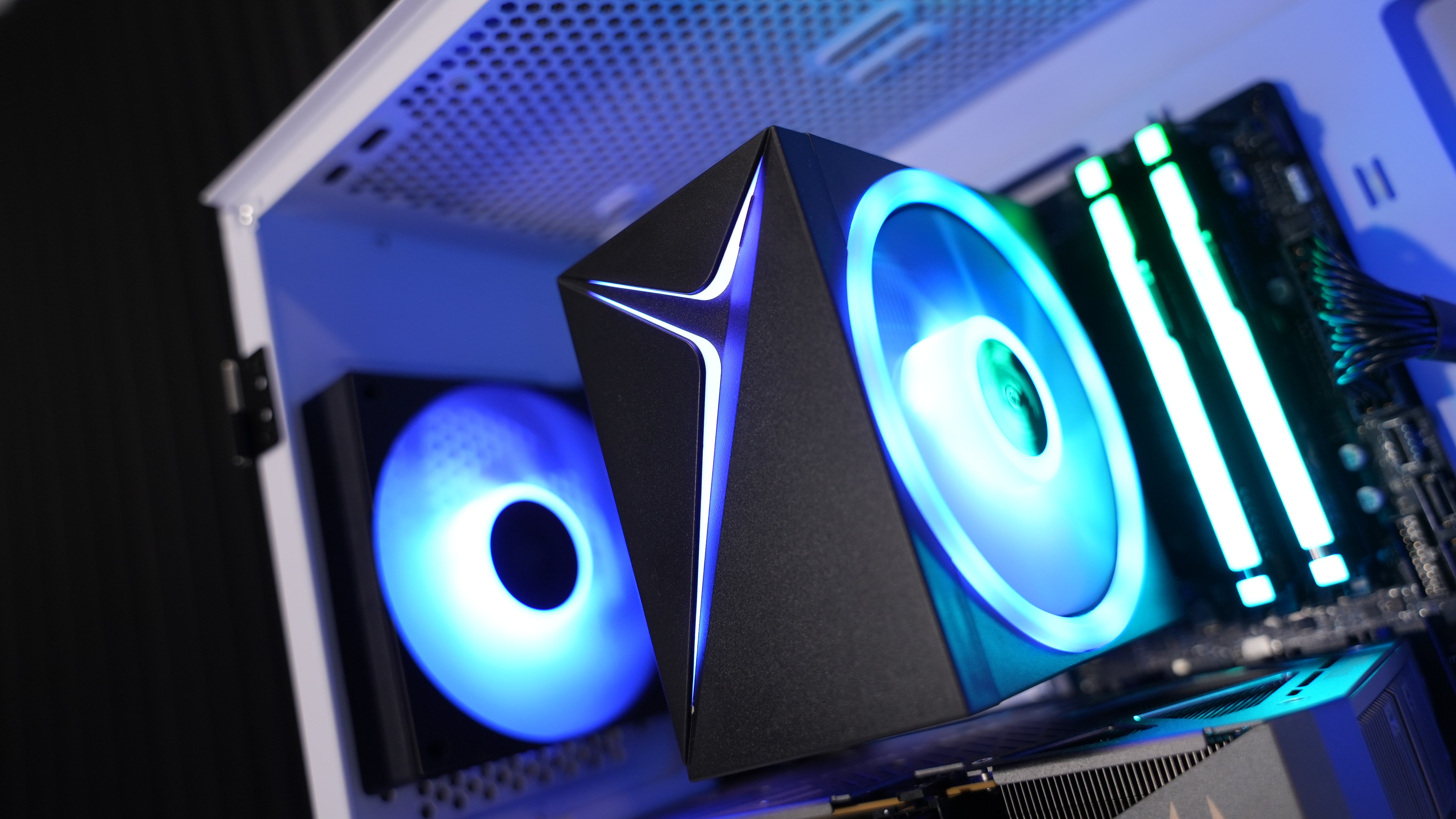 Ryzen 5 7600 + RTX 5060 Gaming PC