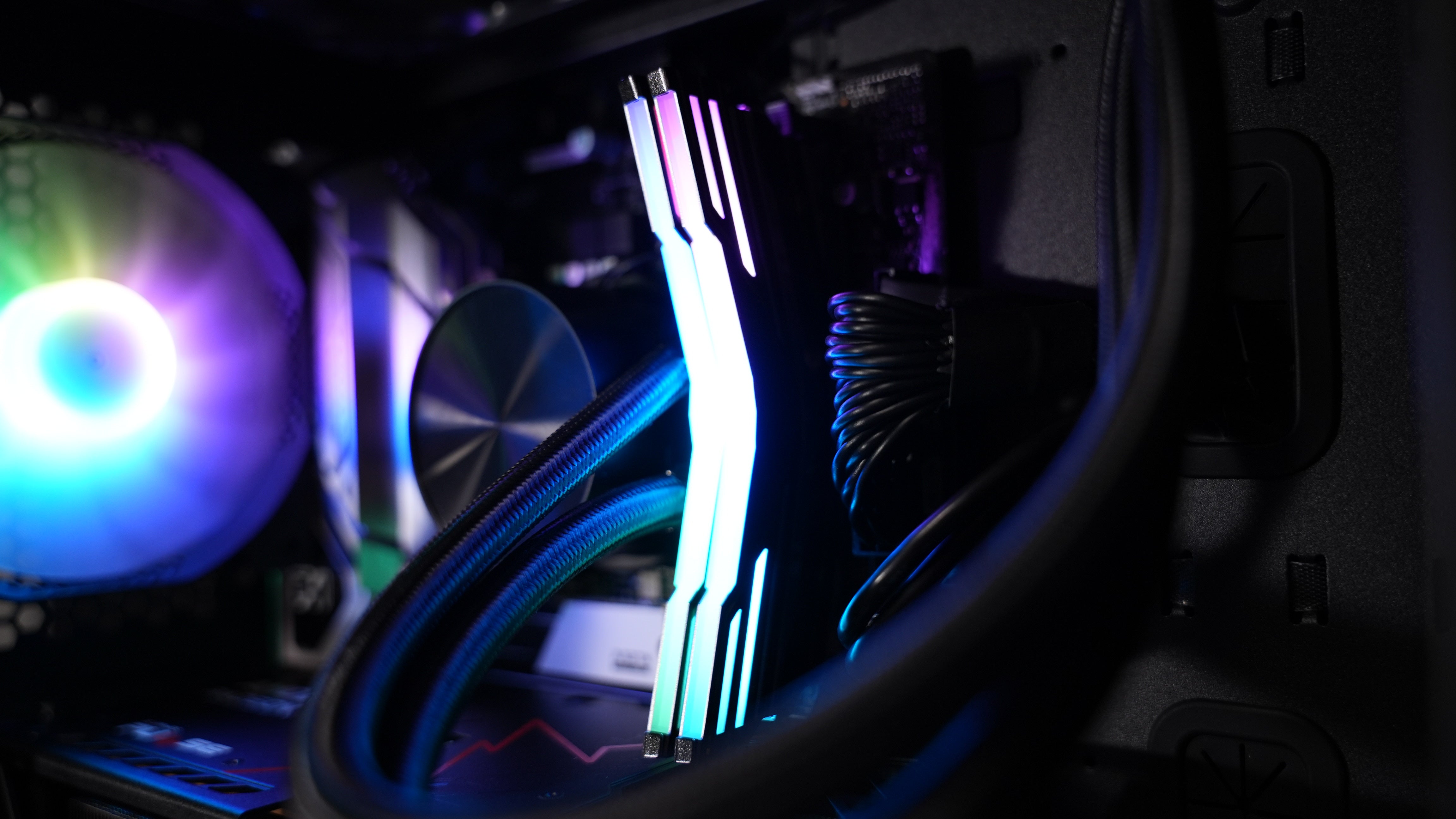 Intel i7 14700KF + RX 9060XT 16GB Gaming PC