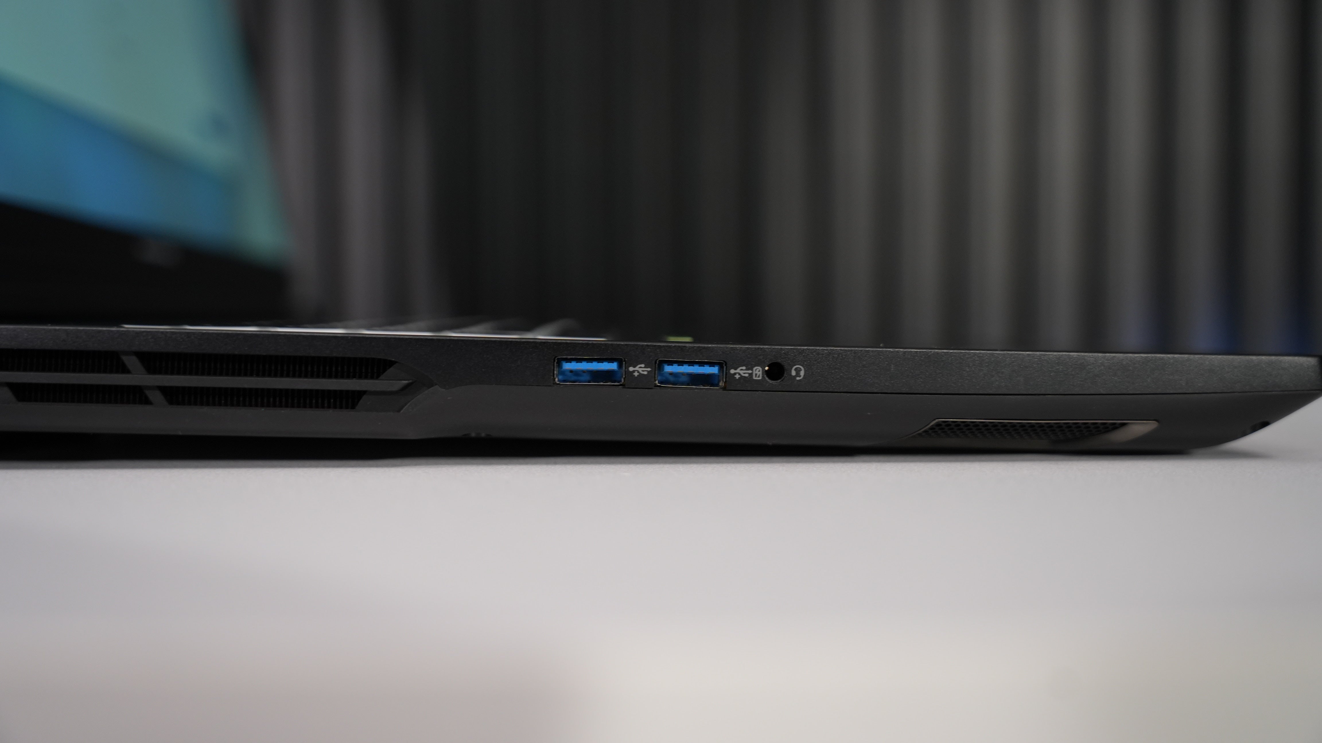 Intel Ultra 9 275HX + RTX 5070 Ti Gaming Laptop