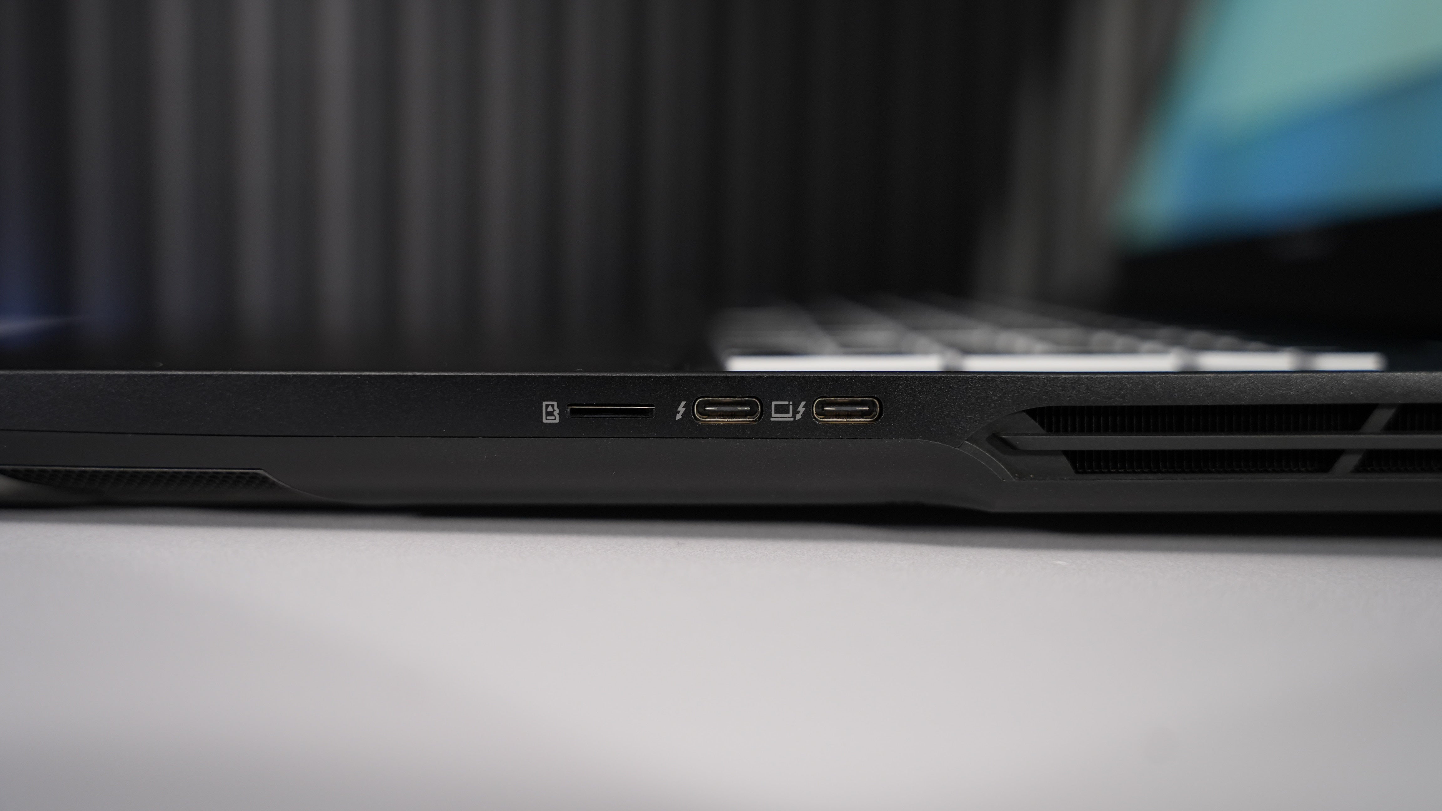 Intel Ultra 9 275HX + RTX 5070 Ti Gaming Laptop