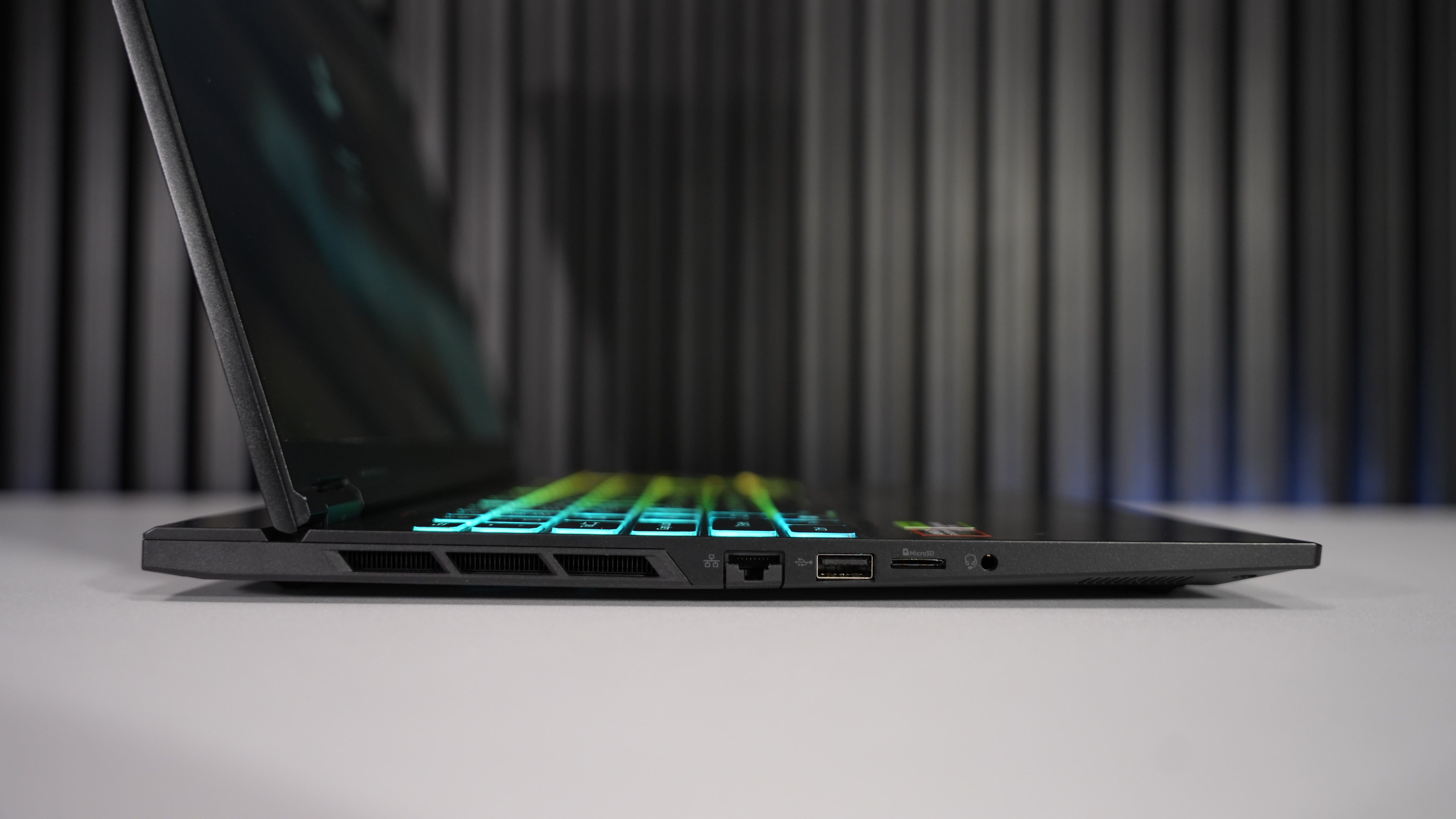 Ryzen AI 7 350 + RTX 5060 Gaming Laptop