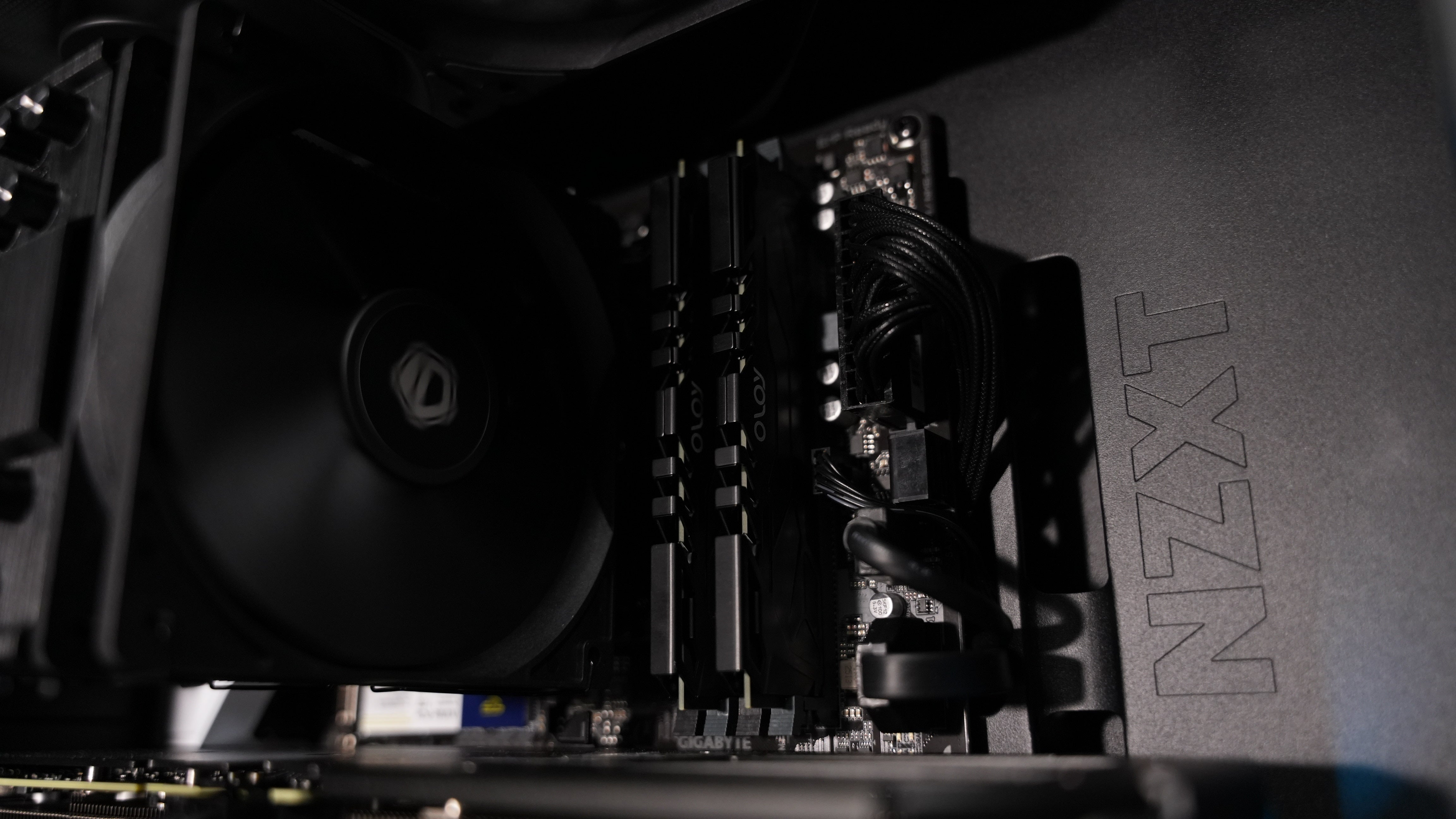 Intel i5 12600KF + RX 9060XT Gaming PC