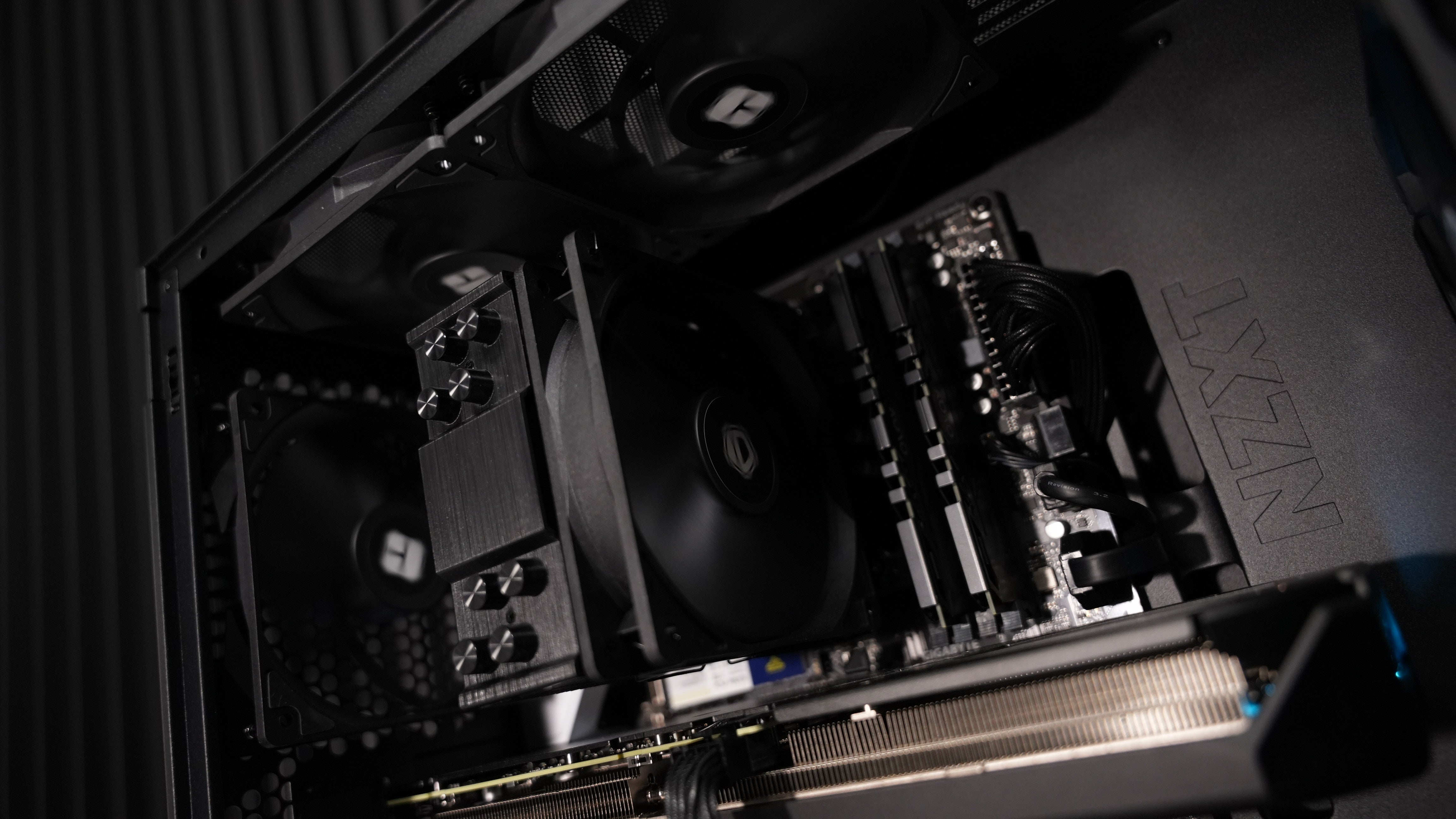 Intel i5 12600KF + RX 9060XT Gaming PC
