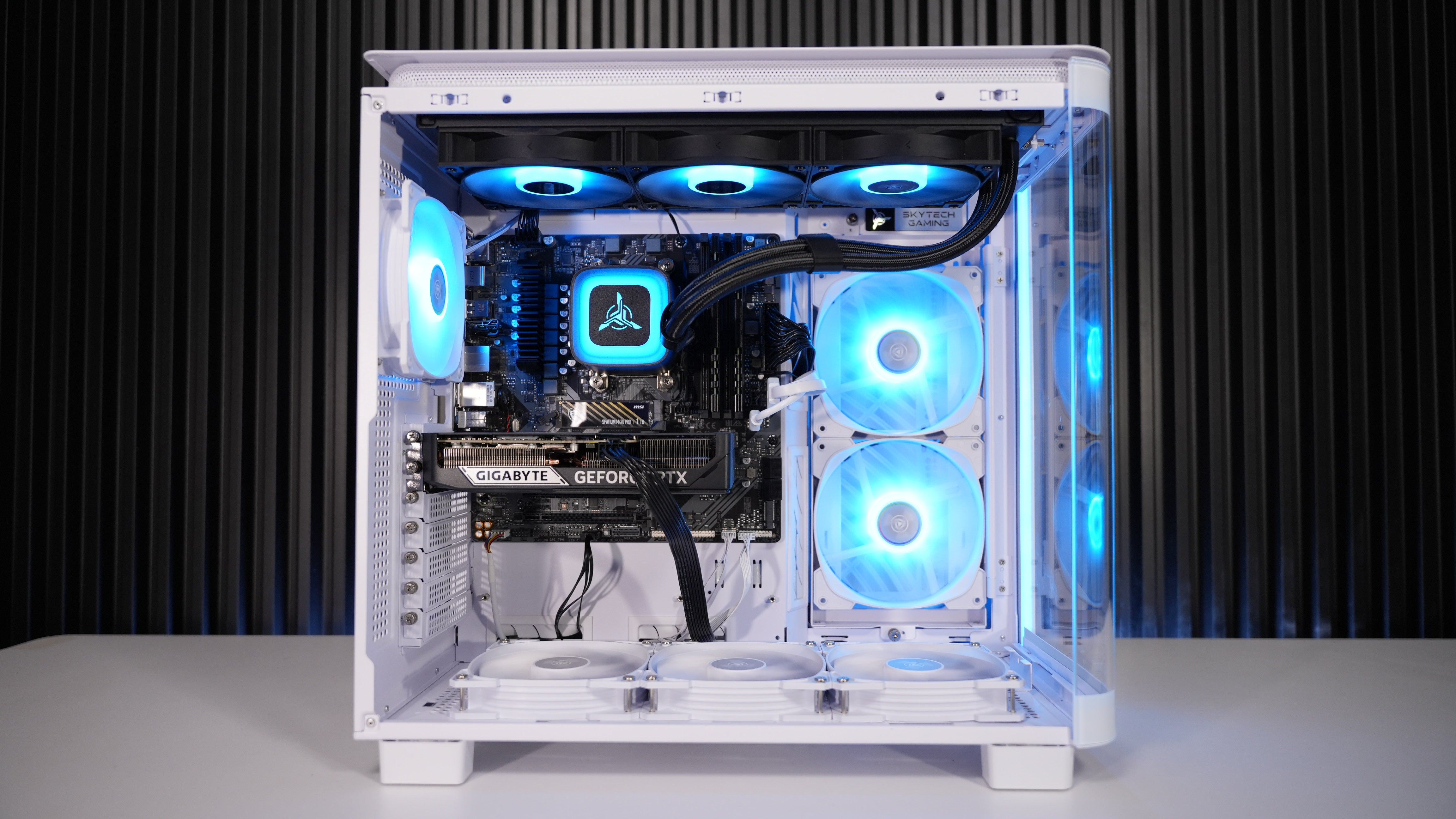 Ryzen 7 9700X + RTX 5060Ti Gaming PC